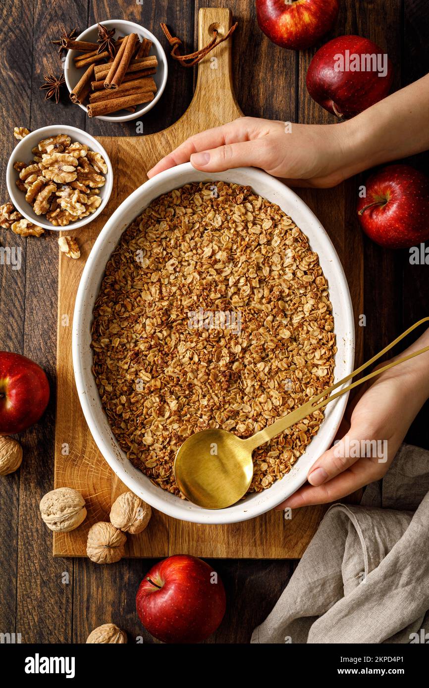 Crumble di mele con farina d'avena, noci e cannella. Vista dall'alto Foto Stock
