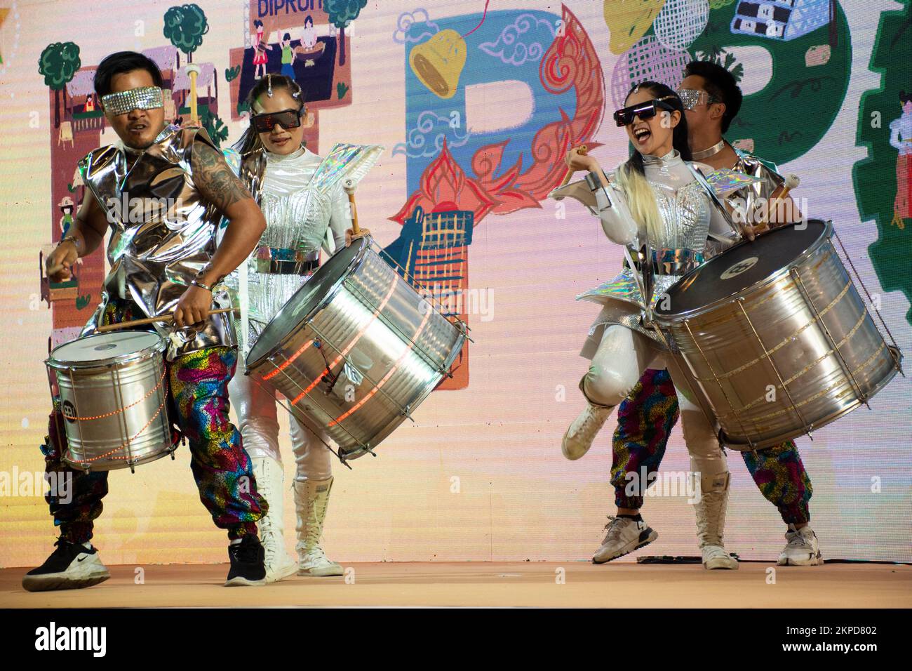 Band musicale thailandese musicista recitazione suonando gong drum set e  ballando al ritmo per mostrare persone thailandesi e ospiti stranieri sul  palco in fiera Foto stock - Alamy