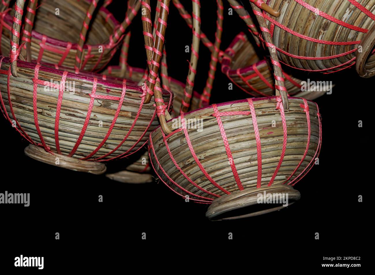 Prodotto artigianale della canna da zucchero. Bambù e prodotti di canna comprendono il più grande sottosettore di artigianato. La canna è usata per fare gli accessori comuni della famiglia Foto Stock