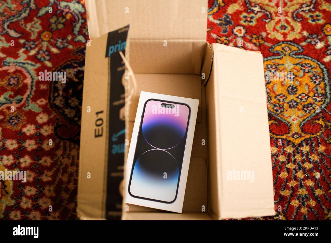 Parigi, Francia - 29 settembre 2022: Ultimi computer Apple iPhone 14 Pro di  Apple Computers nella confezione di cartone Amazon prime - disimballaggio  disimballaggio dei regali Foto stock - Alamy