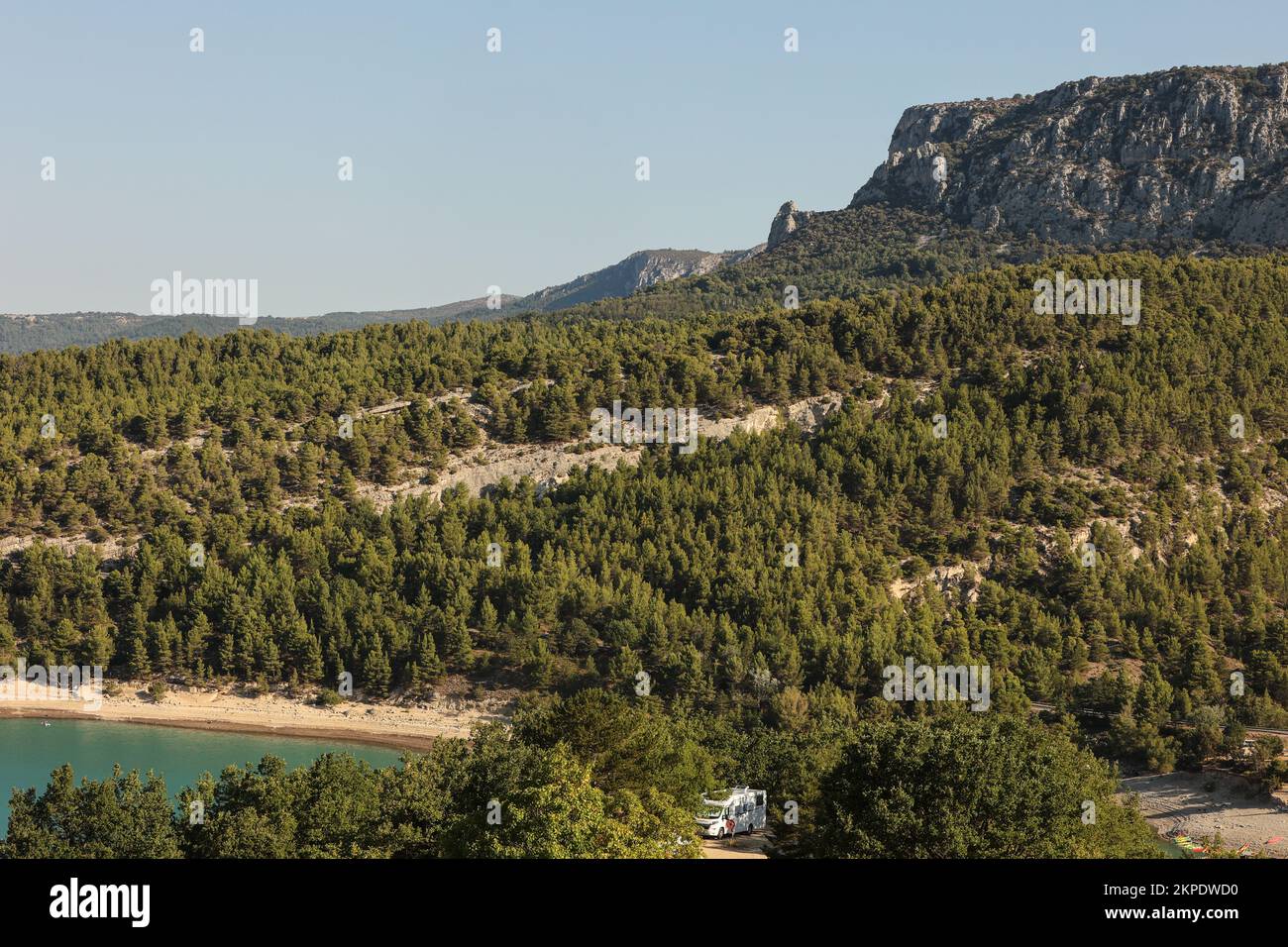 Camping le Galetas,Pont du Galetas,Plage du Galetas,Lac de Sainte Croix,Parc Naturel Regional du Verdon, Gola del Verdon,la Gola del Verdon è un canyon fluviale situato nella regione Provence-Alpes-Côte d'Azur della Francia sudorientale. Le Gorges du Verdon, il canyon più grande d'Europa. Le Gorges du Verdon, un must in Provenza, Francia ed Europa, vi aspettano e promettono ricordi indimenticabili! Considerato come il francese 'Grand Canyon'. È di circa 25 km di lunghezza e fino a 700 metri di profondità.Agosto, caldo, estate, siccità, secco, letto di fiume, letto di fiume, Europa, europeo Foto Stock