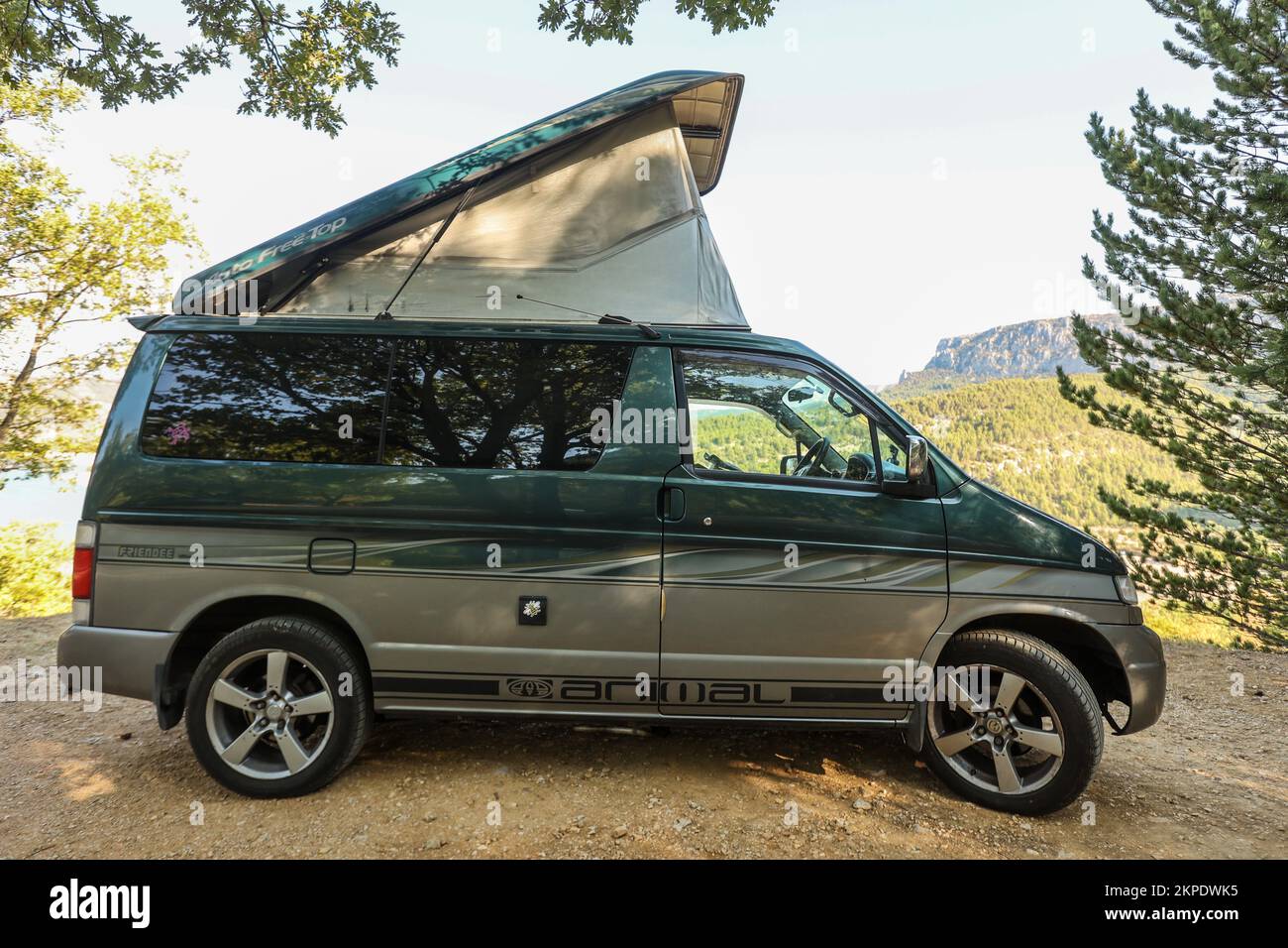 Camping le Galetas,Pont du Galetas,Plage du Galetas,Lac de Sainte Croix,Parc Naturel Regional du Verdon, Gola del Verdon,la Gola del Verdon è un canyon fluviale situato nella regione Provence-Alpes-Côte d'Azur della Francia sudorientale. Le Gorges du Verdon, il canyon più grande d'Europa. Le Gorges du Verdon, un must in Provenza, Francia ed Europa, vi aspettano e promettono ricordi indimenticabili! Considerato come il francese 'Grand Canyon'. È di circa 25 km di lunghezza e fino a 700 metri di profondità.Agosto, caldo, estate, siccità, secco, letto di fiume, letto di fiume, Europa, europeo Foto Stock