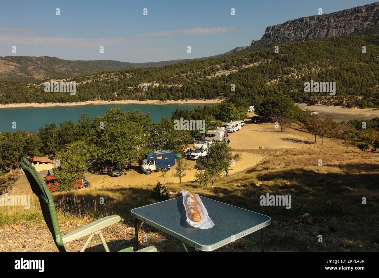 Camping le Galetas,Pont du Galetas,Plage du Galetas,Lac de Sainte Croix,Parc Naturel Regional du Verdon, Gola del Verdon,la Gola del Verdon è un canyon fluviale situato nella regione Provence-Alpes-Côte d'Azur della Francia sudorientale. Le Gorges du Verdon, il canyon più grande d'Europa. Le Gorges du Verdon, un must in Provenza, Francia ed Europa, vi aspettano e promettono ricordi indimenticabili! Considerato come il francese 'Grand Canyon'. È di circa 25 km di lunghezza e fino a 700 metri di profondità.Agosto, caldo, estate, siccità, secco, letto di fiume, letto di fiume, Europa, europeo Foto Stock