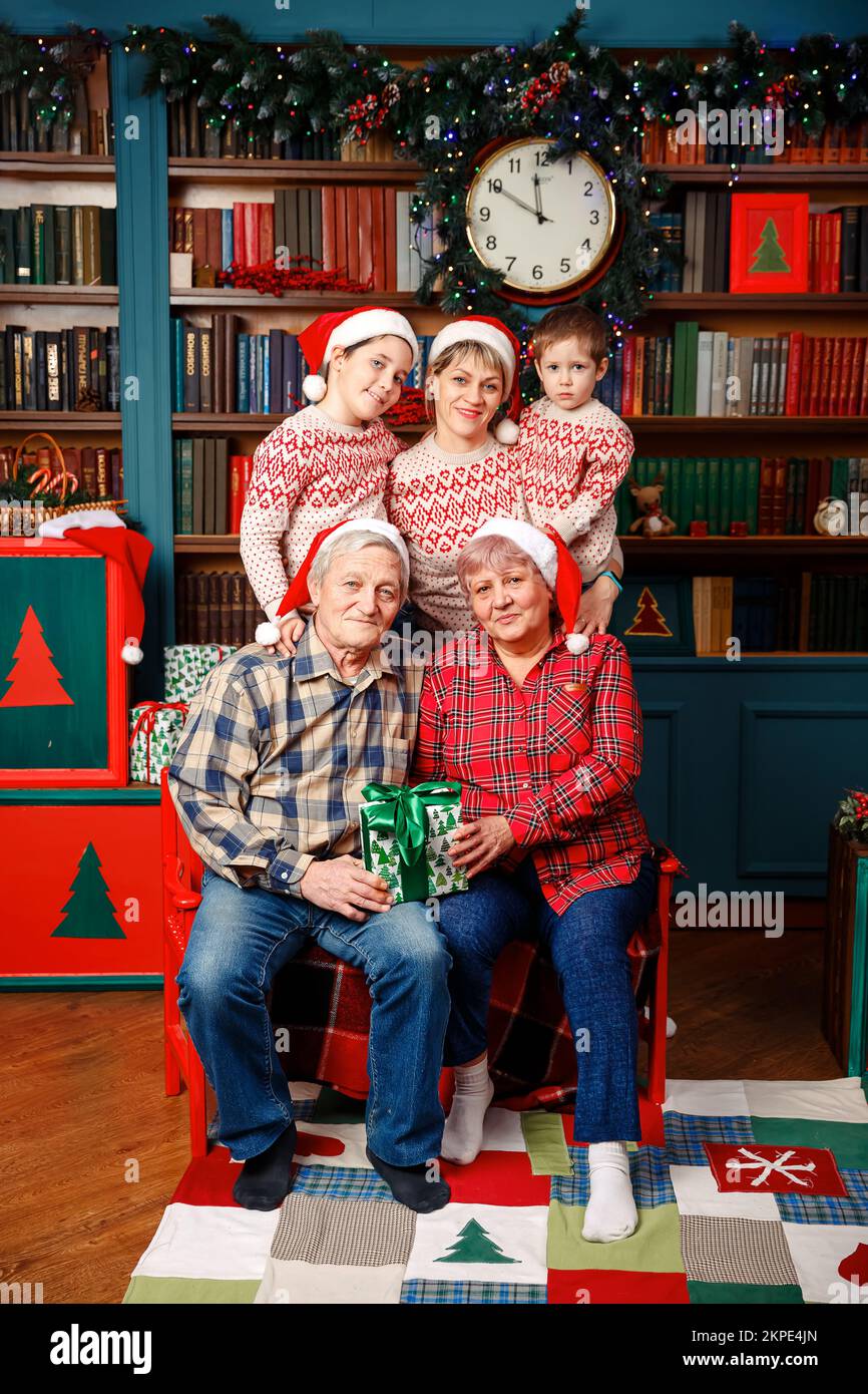 Noel raccolta. Nonni e nipoti stanno scattando foto. Foto Stock