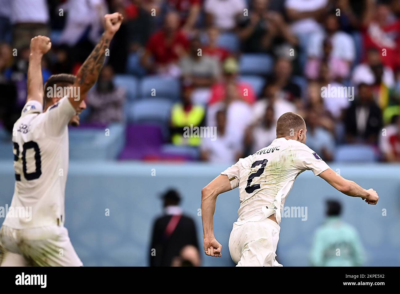 Al Janoub, Qatar. 28th Nov 2022. Foto Fabio Ferrari/LaPresse 28 Novembre 2022 Stadio al Janoub, Qatar - Sport - Calcio - Qatar 2022 - Coppa del mondo FIFA - Camerun vs Serbia - Gruppo G - fase a Gironi - . Nella foto: Sultanza secondo obiettivo di Pavlovic Strahinja 28 novembre 2022 Stadio al Janoub, Qatar - sport - Calcio - Qatar 2022- Coppa del mondo FIFA - Camerun contro Serbia - Gruppo G - fase di gruppo - . Nella foto: Celebrazione del secondo obiettivo di Pavlovic Strahinja/ PRESSINPHOTO Credit: PRESSINPHOTO SPORTS AGENCY/Alamy Live News Foto Stock