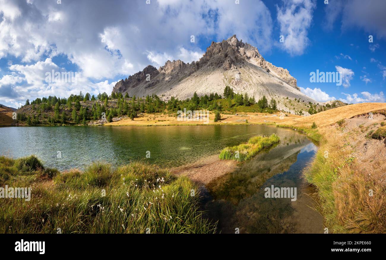 Vista estiva del lago Lauzet vicino al villaggio di Saint-Crepin nelle Hautes-Alpes. Alpi, Francia Foto Stock