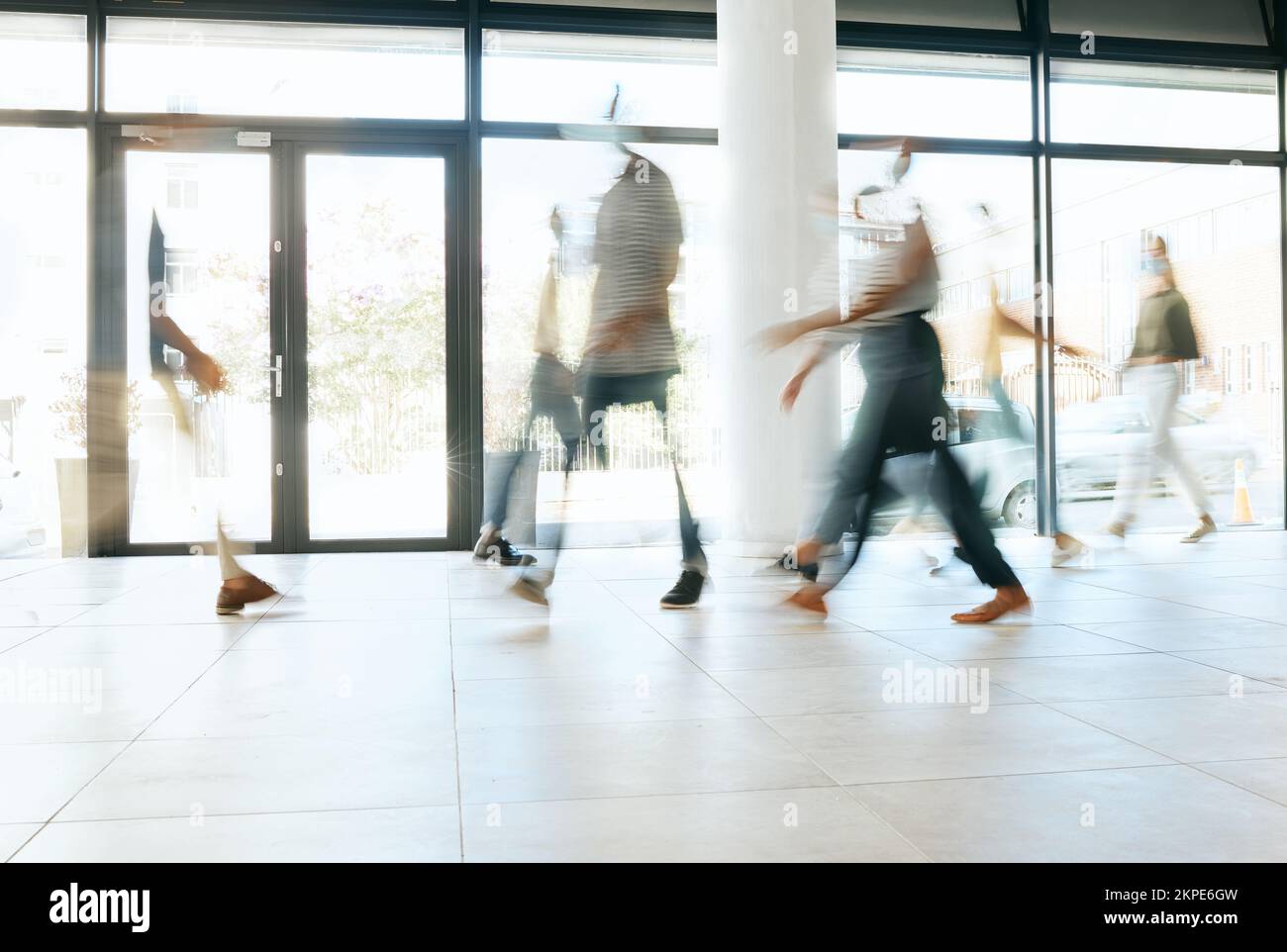 Sfocatura del movimento, affollata gente di affari e dell'ufficio che cammina, muovendosi o velocemente nel posto di lavoro, nell'azienda di startup o nell'agenzia. Gruppo di lavoratori, folla e. Foto Stock