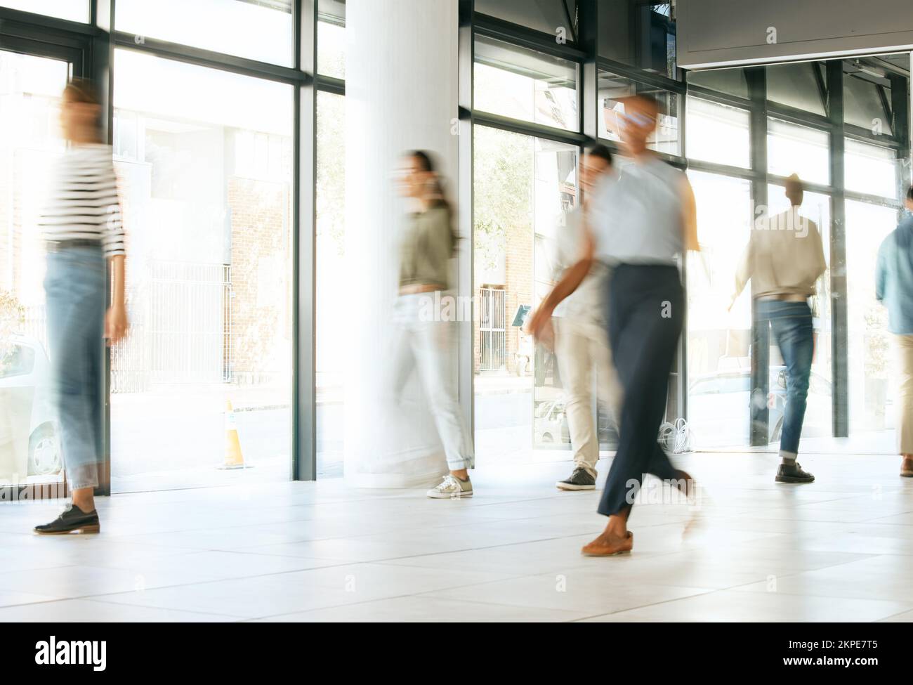 Ufficio a piedi, lavoro e team con velocità di movimento in un ufficio pronto per il lavoro mattutino. Il lavoratore aziendale, il gruppo di dipendenti dell'azienda e il personale camminano Foto Stock