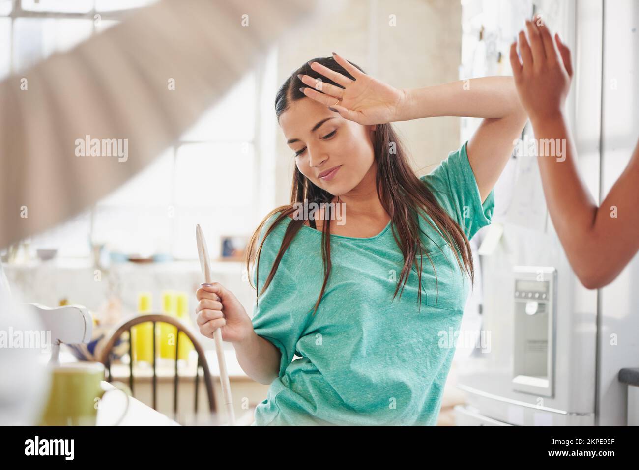 Danze, cucina e amici in cucina per la prima colazione, cibo mattutino e festeggiamenti ad un dormer. Musica, allegra e danza femminile con le persone in un Foto Stock