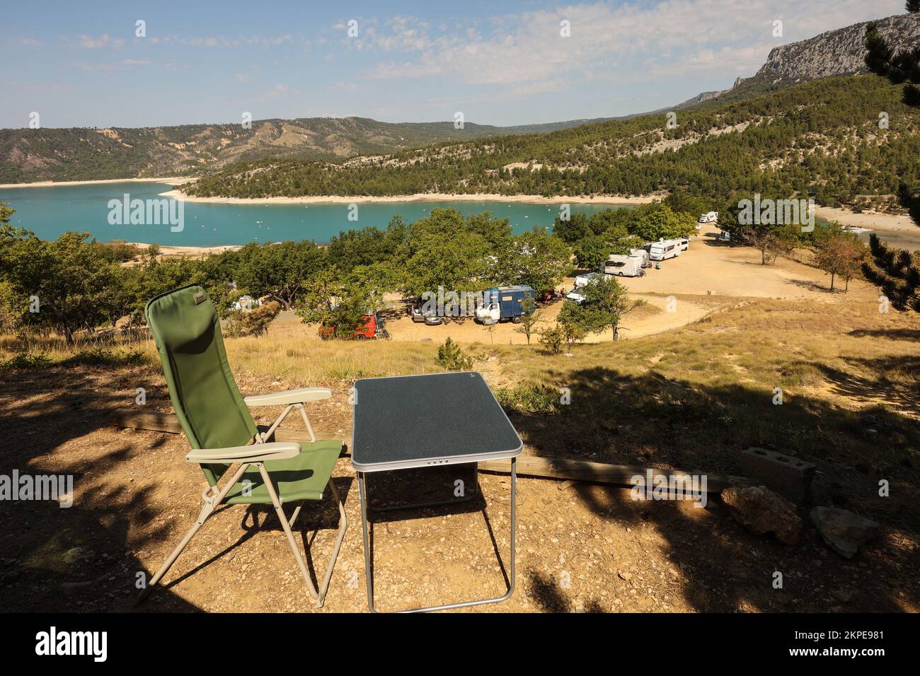 Camping le Galetas,Pont du Galetas,Plage du Galetas,Lac de Sainte Croix,Parc Naturel Regional du Verdon, Gola del Verdon,la Gola del Verdon è un canyon fluviale situato nella regione Provence-Alpes-Côte d'Azur della Francia sudorientale. Le Gorges du Verdon, il canyon più grande d'Europa. Le Gorges du Verdon, un must in Provenza, Francia ed Europa, vi aspettano e promettono ricordi indimenticabili! Considerato come il francese 'Grand Canyon'. È di circa 25 km di lunghezza e fino a 700 metri di profondità.Agosto, caldo, estate, siccità, secco, letto di fiume, letto di fiume, Europa, europeo Foto Stock