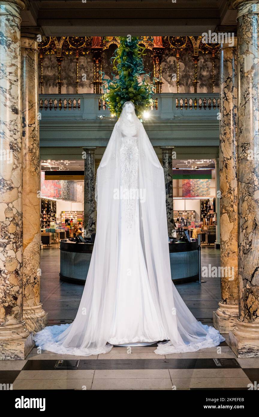 Londra, Regno Unito. 28th Nov 2022. Installazione di V&A Christmas Tree per il 2022, progettata da Miss Sohee, stilista coreano con sede a Londra. Il design reimagita la forma festosa in un abito couture di 3,5 metri, composto da un abito interno crepe-de-chine e un ricamo a cascata di mantello in chiffon di seta bianco-neve; cristalli Swarovski. Credit: Guy Bell/Alamy Live News Foto Stock