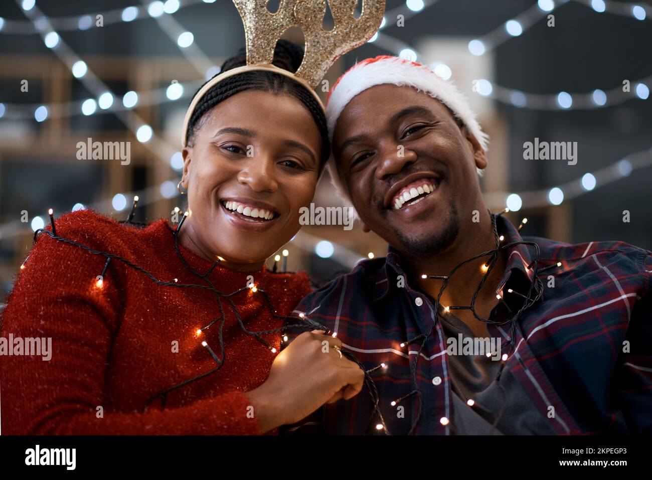 Coppia nera, Natale e ritratto sorriso per felice legame di relazione durante le festività stagione all'aperto. L'uomo e la donna abbracciano, sorridendo e. Foto Stock