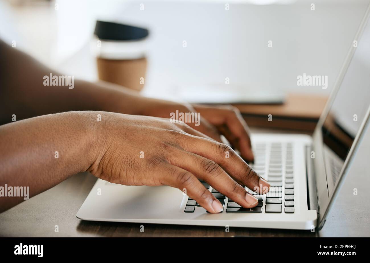 Digitale, laptop e mani copywriting, e-mail marketing o content marketing sul sito web con seo per la società di startup. Zoom, web design e utente africano Foto Stock