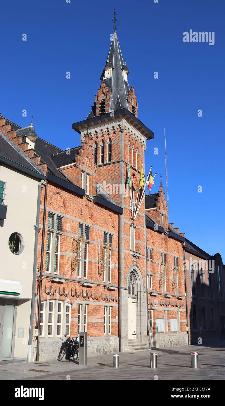 Vista del Municipio del 19th ° secolo di Lede nelle Fiandre Orientali, Belgio. Situato sulla piazza principale del mercato, è un punto di riferimento locale e storico protetto Foto Stock