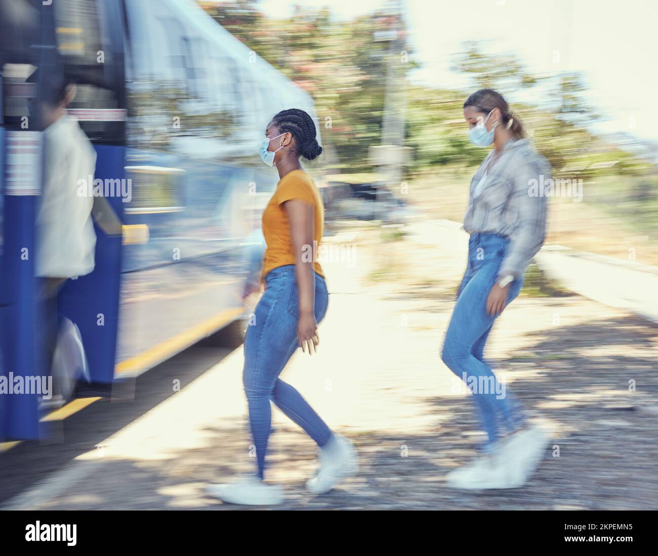 Autobus per viaggi, covid e maschera facciale per il trasporto con le donne in strada, distensione sociale e salute in città. Trasporti pubblici, spostamenti e. Foto Stock