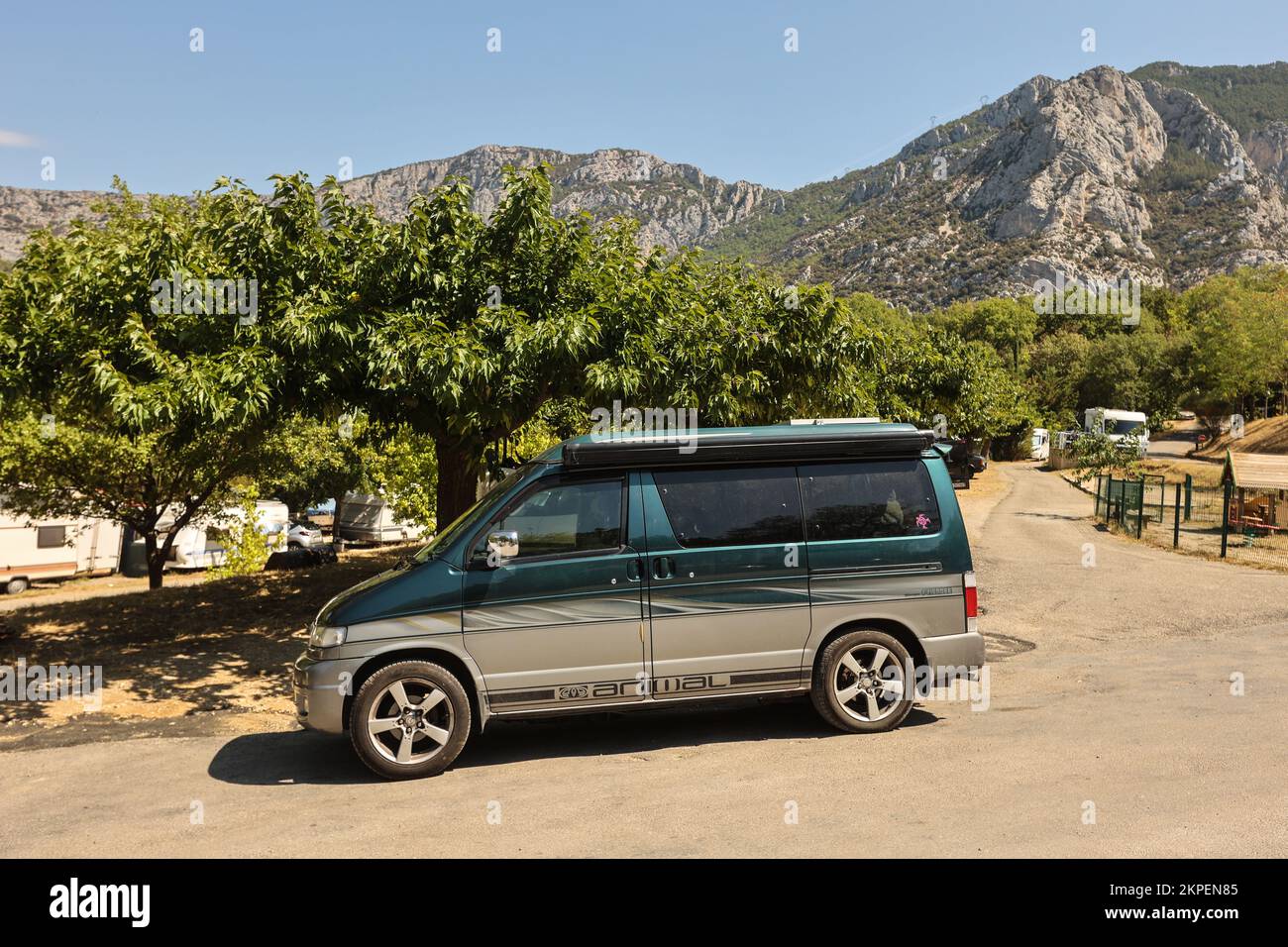 Camping le Galetas,Pont du Galetas,Plage du Galetas,Lac de Sainte Croix,Parc Naturel Regional du Verdon, Gola del Verdon,la Gola del Verdon è un canyon fluviale situato nella regione Provence-Alpes-Côte d'Azur della Francia sudorientale. Le Gorges du Verdon, il canyon più grande d'Europa. Le Gorges du Verdon, un must in Provenza, Francia ed Europa, vi aspettano e promettono ricordi indimenticabili! Considerato come il francese 'Grand Canyon'. È di circa 25 km di lunghezza e fino a 700 metri di profondità.Agosto, caldo, estate, siccità, secco, letto di fiume, letto di fiume, Europa, europeo Foto Stock