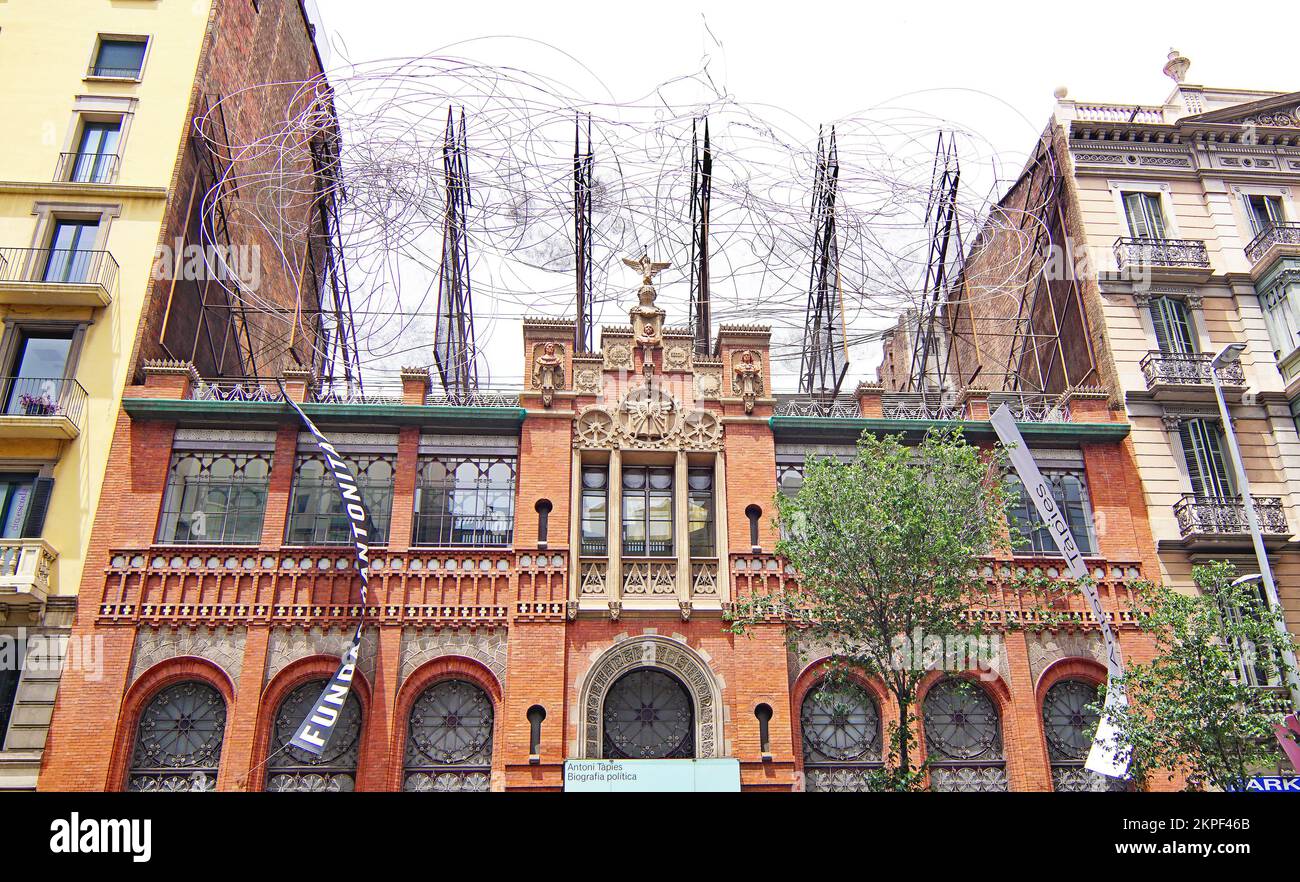 Facciata del Museo delle Tapies con scultura sul tetto a Barcellona, Catalunya, Spagna, Europa Foto Stock