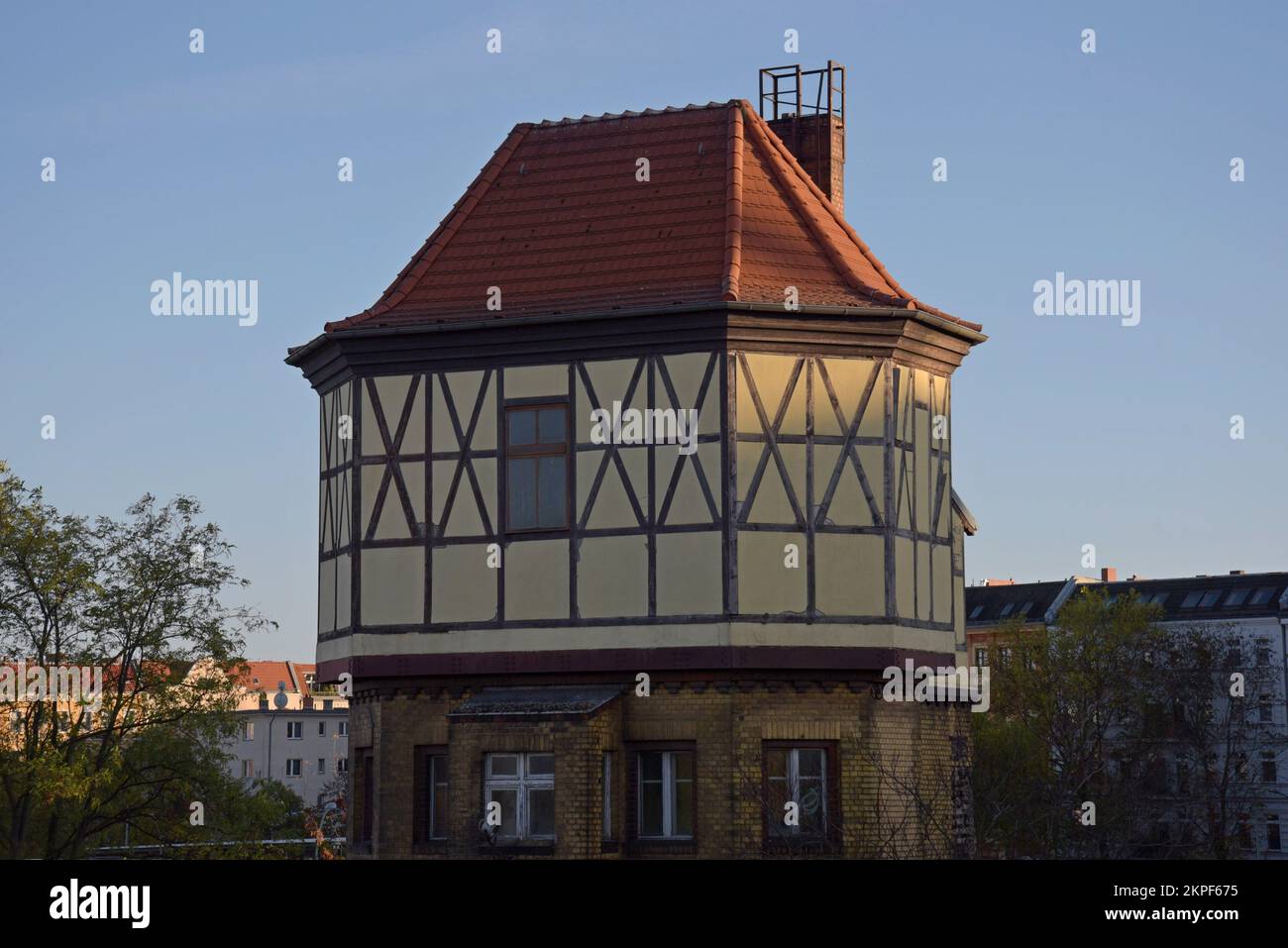 Moabit West Tower Signal Cabin & Deutsche Bahn cantiere merci, il luogo di un trasporto di massa di ebrei durante il WW2, Moabit, Berlino, Germania Foto Stock