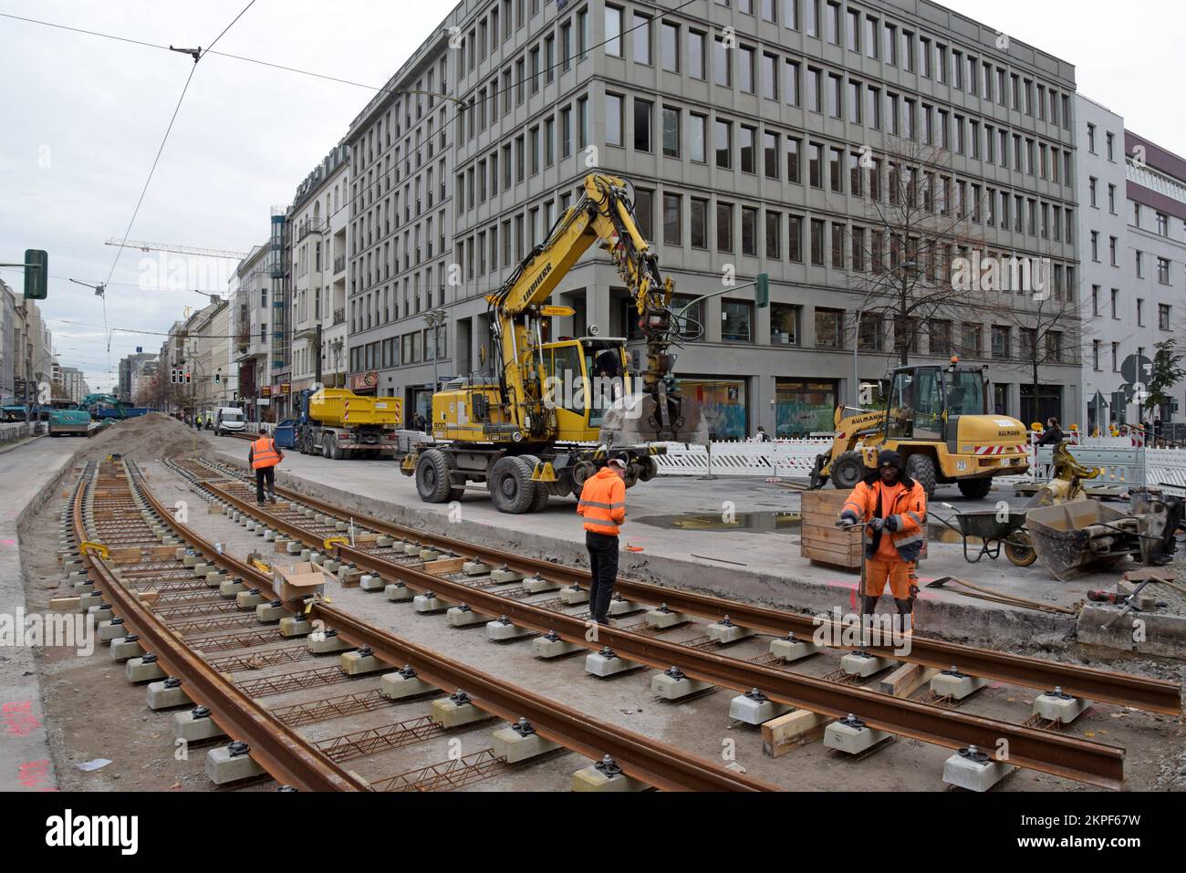 Sostituzione della linea del tram in strada per i tram di Torstrasse, Mitte, Berlino, Germania Foto Stock
