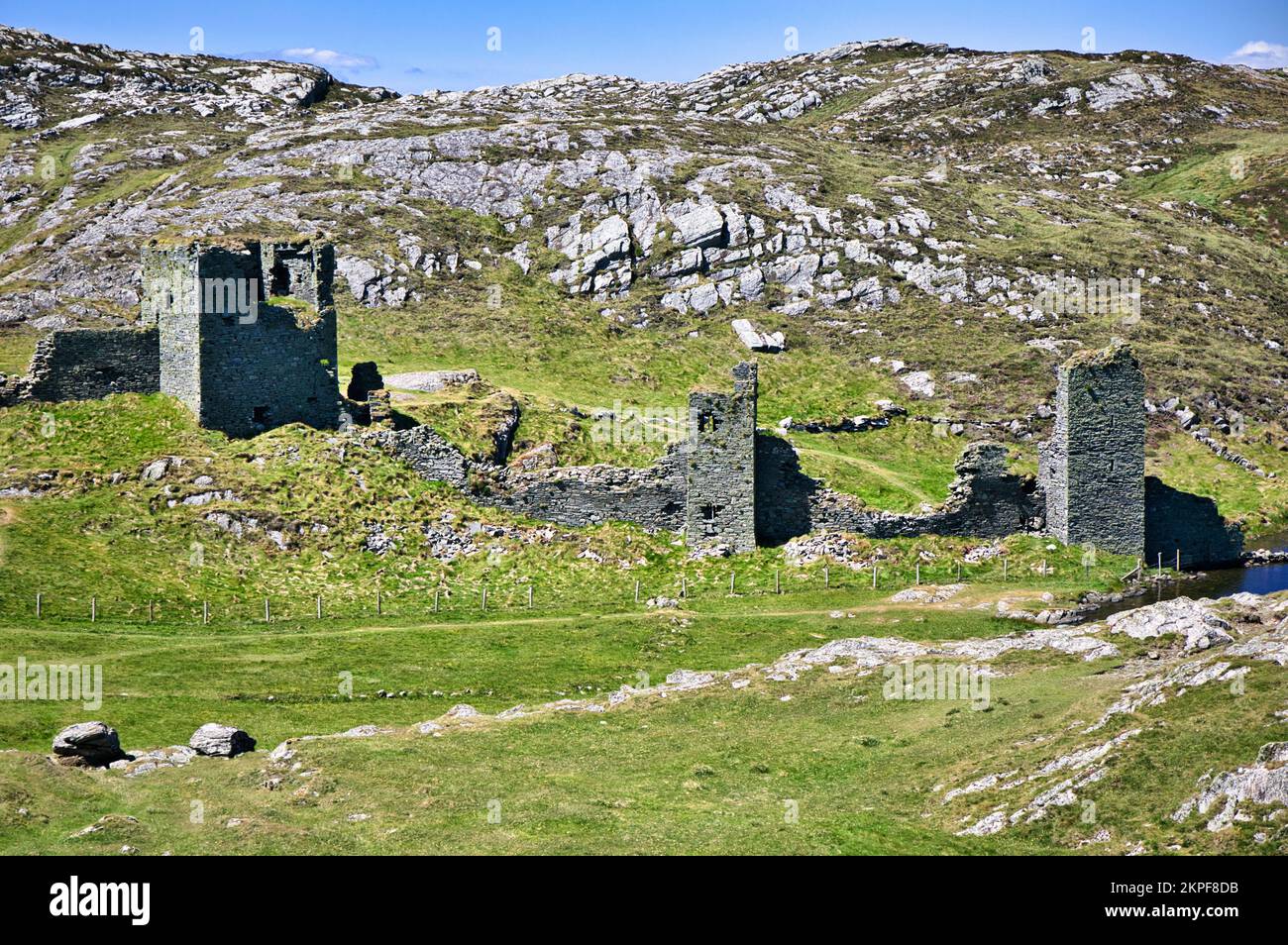 13th ° secolo Dunlough Castello situato in cima alle scogliere su Three Castle Head, Mizen Peninsula, County Cork, Irlanda Foto Stock