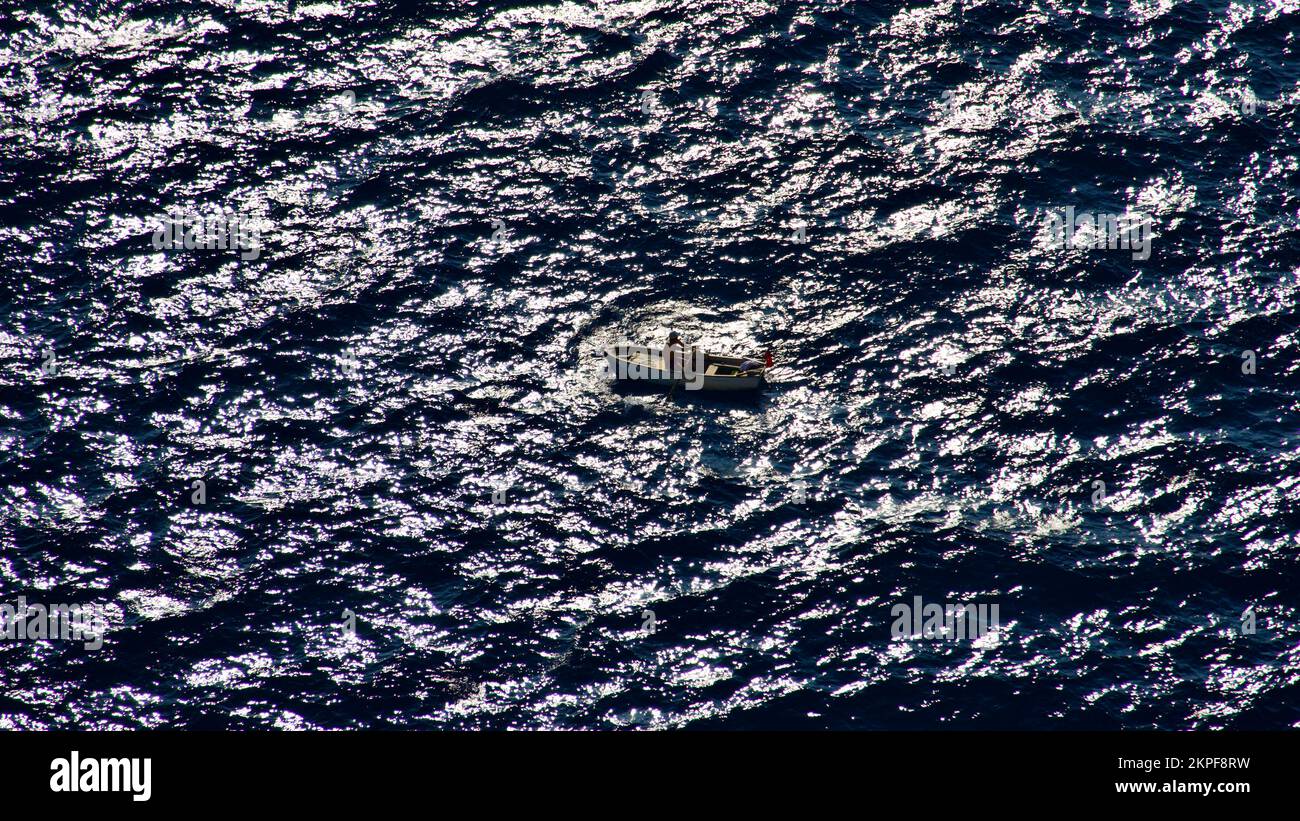 Nave da carico in mare. nave di transito. Barche a vela. Barca da pesca. Pesca. Barca turistica. Barca, nave galleggiante in acque blu. Scottature e nave riflettente Foto Stock