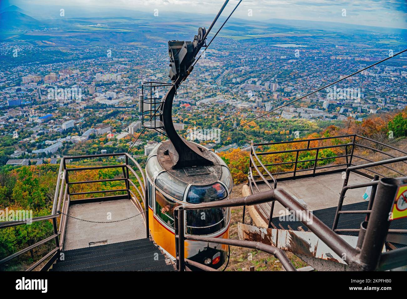 Funivia vintage. Funivia fino alla cima del Monte Beshtau, acque minerali caucasiche. Una delle attrazioni di Pyatigorsk, Russia. Regione di Caucasian Mineralnye Vody. Gita ai punti panoramici in montagna. Foto Stock