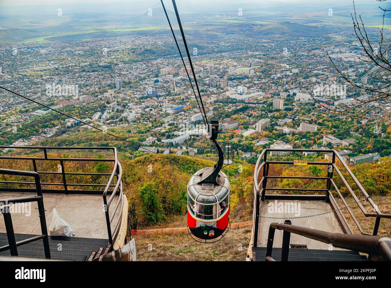Pyatigorsk, Russia. Ottobre 24, 2022. Funivia vintage. Funivia fino alla cima del Monte Beshtau, acque minerali caucasiche. Gita ai punti panoramici in montagna. Foto Stock