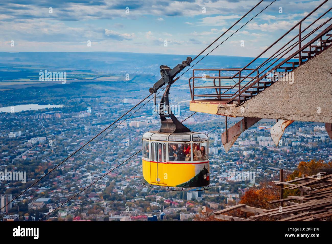 Pyatigorsk, Russia. Ottobre 24, 2022. Funivia vintage. Funivia fino alla cima del Monte Beshtau, acque minerali caucasiche. Gita ai punti panoramici in montagna. Foto Stock