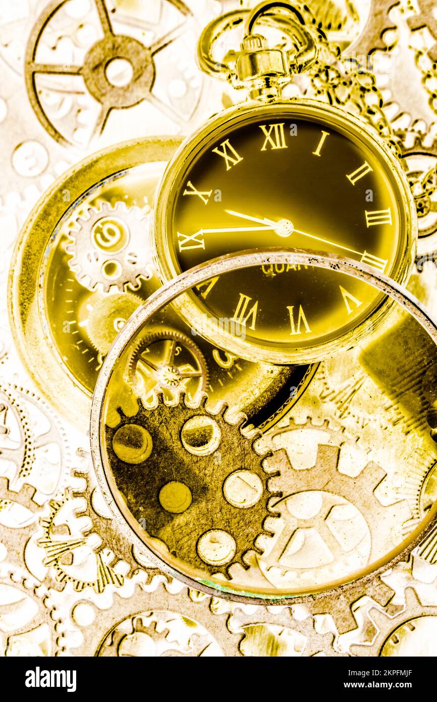 Scena d'oro dell'arte industriale con orologiaio monocolo e orologi di  vecchio ripristino di fabbrica. Orologi orologio Foto stock - Alamy