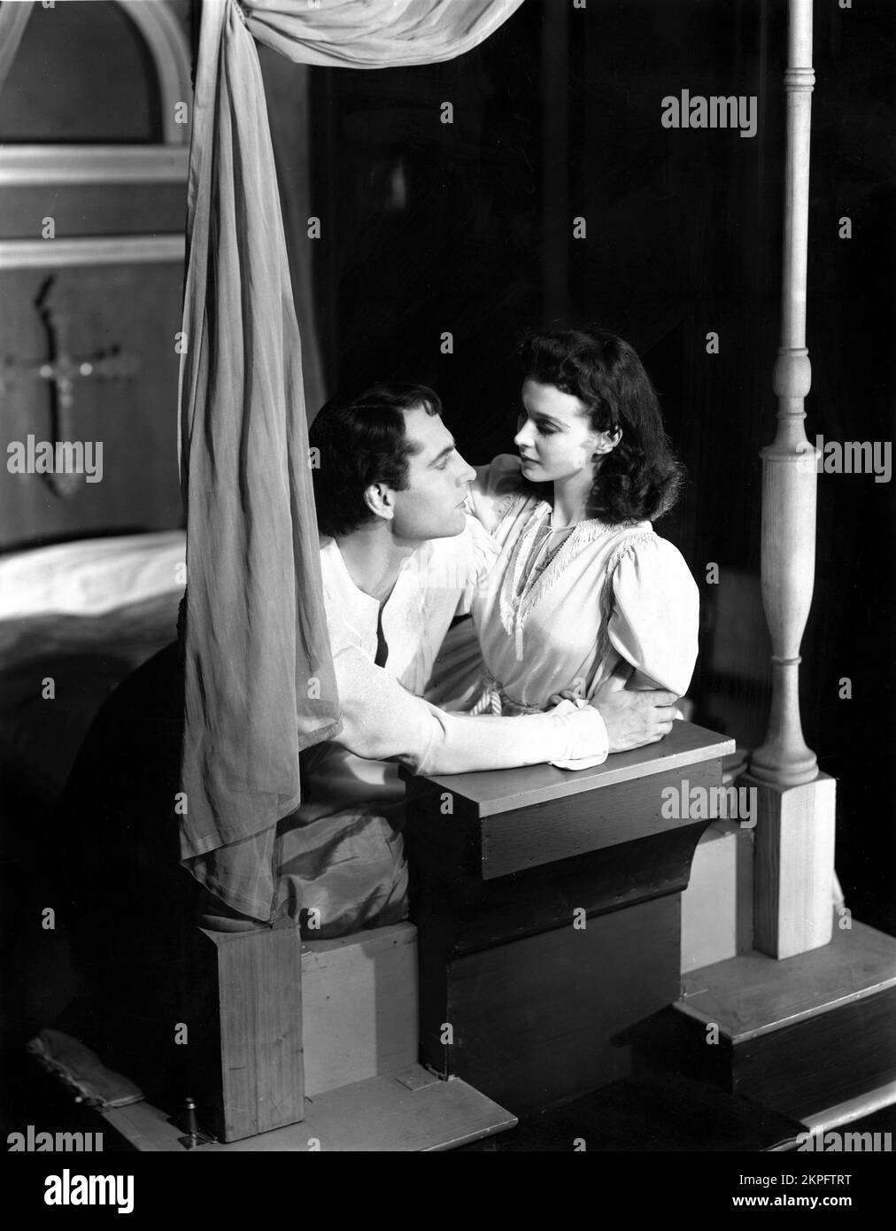 FOTO DI LAURENCE OLIVIER e VIVIEN LEIGH di LASZLO WILLINGER in ROMEO E GIULIETTA esecuzione di William Shakespeare al Fifty First Street Theatre di New York USA dal maggio 9th 1940 e in precedenza a San Francisco nell'aprile 1940 Foto Stock