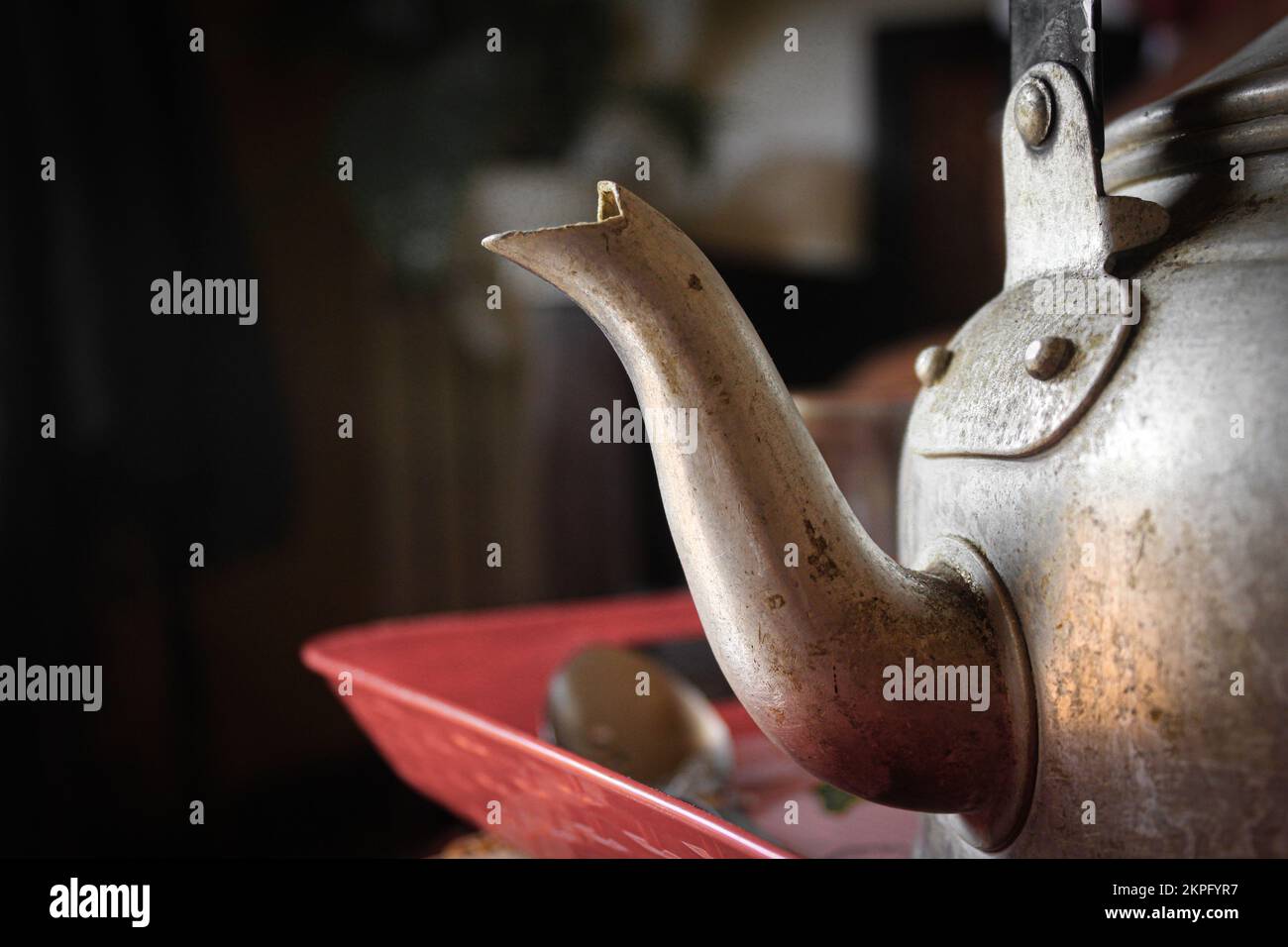 bollitore per acqua potabile in ferro, che viene solitamente servito quando ci sono ospiti nell'antica cultura tradizionale giavanese Foto Stock