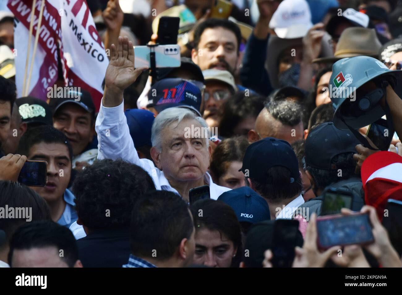 Il presidente del Messico, Andres Manuel Lopez Obrador, guida la "marcia della trasformazione" nell'Angelo dell'Indipendenza verso lo Zocalo, prima del suo rapporto governativo del 4th. Il 27 novembre 2022 a Città del Messico. (Foto di Carlos Tischler/ Eyepix Group/Sipa USA) Foto Stock