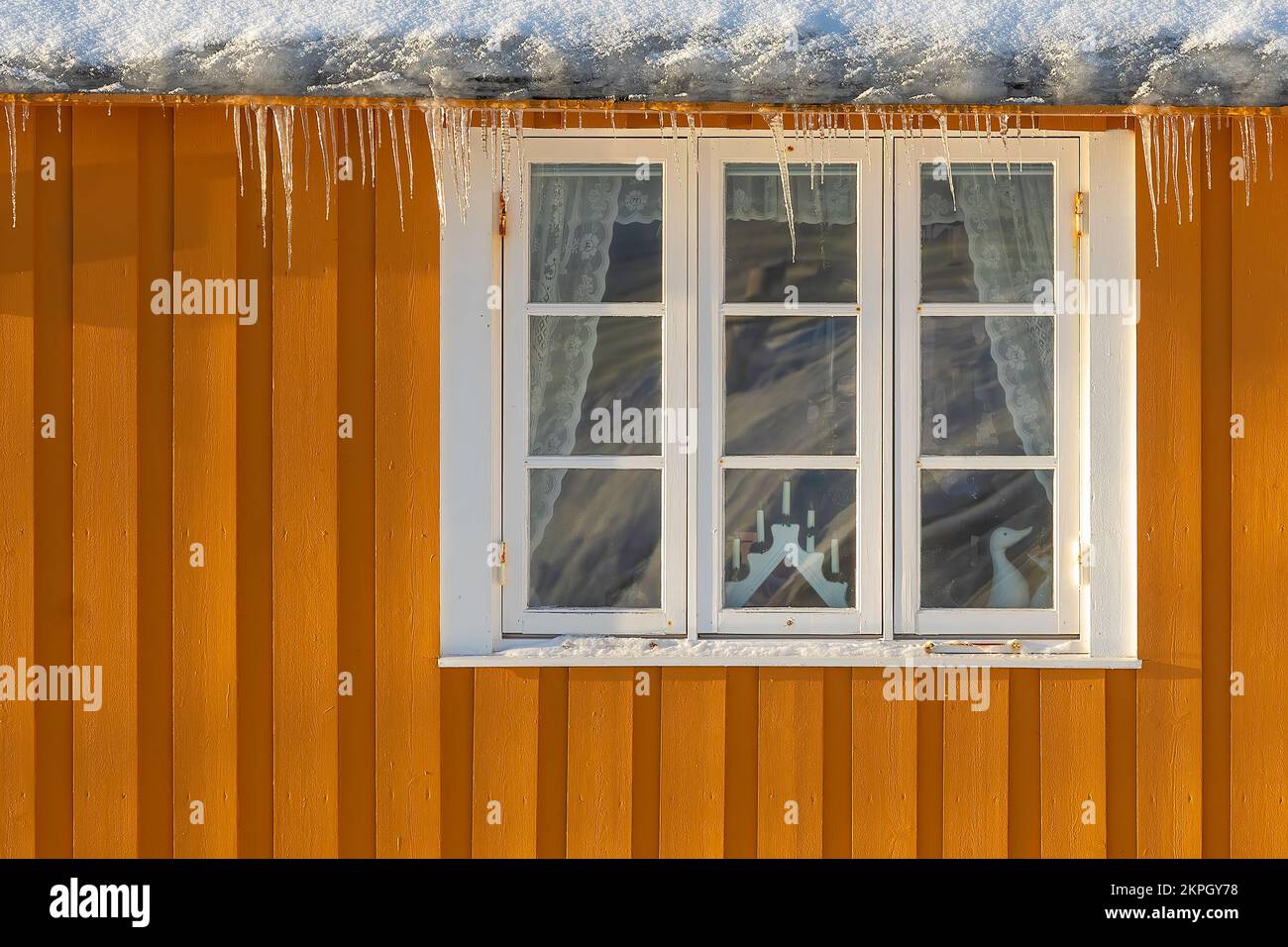 Finestra della cabina di Rorbu a Sakrisoya, Norvegia. Foto Stock