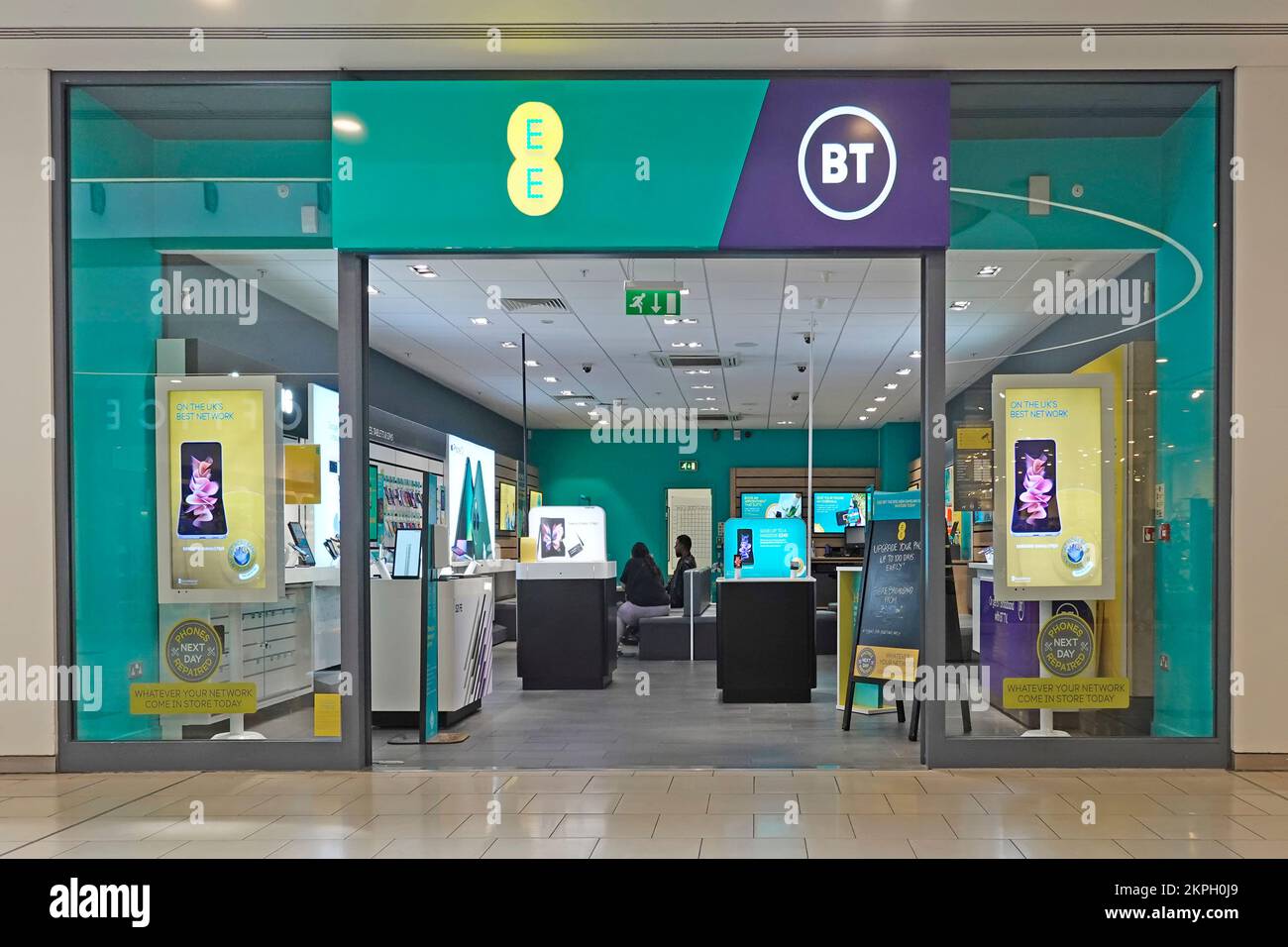 Negozio telefonico a Lakeside Mall Thurrock per EE operatore nazionale di rete mobile britannica e fornitore di servizi internet una marca di BT Group Essex Inghilterra UK Foto Stock