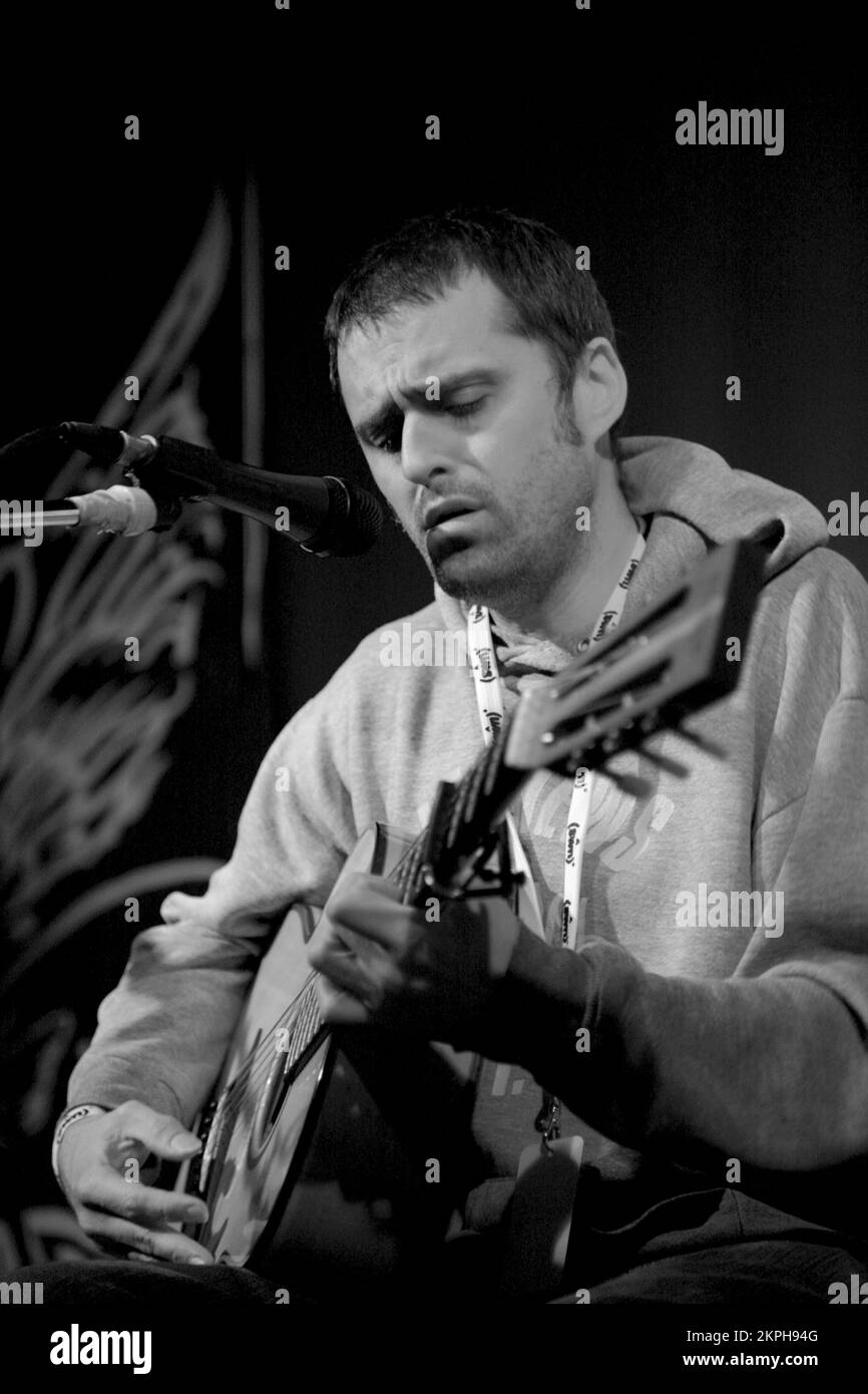 Il cantante folk psichedelico britannico Andrew Hockey al Buffalo Bar di Cardiff durante il SWN Festival l'11 novembre 2007. Fotografia © ROB WATKINS. INFO: Andrew Hockey è un chitarrista britannico noto per il suo stile di gioco versatile e per i contributi a vari progetti musicali. Specializzato in molteplici generi, ha collaborato con numerosi artisti e gruppi, guadagnandosi il riconoscimento per la sua competenza tecnica e le sue performance dinamiche. Foto Stock