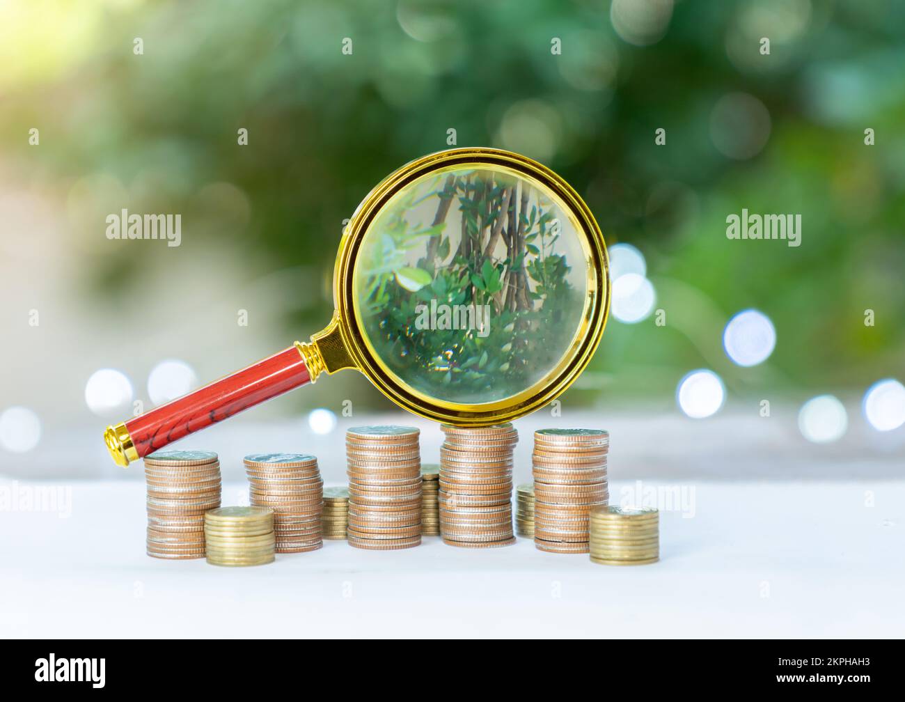 Lente d'ingrandimento su stack di denaro che gradualmente aumentare, controllare lo stato finanziario, il budget e il risparmio, le vendite aumentare un po 'alla volta Foto Stock