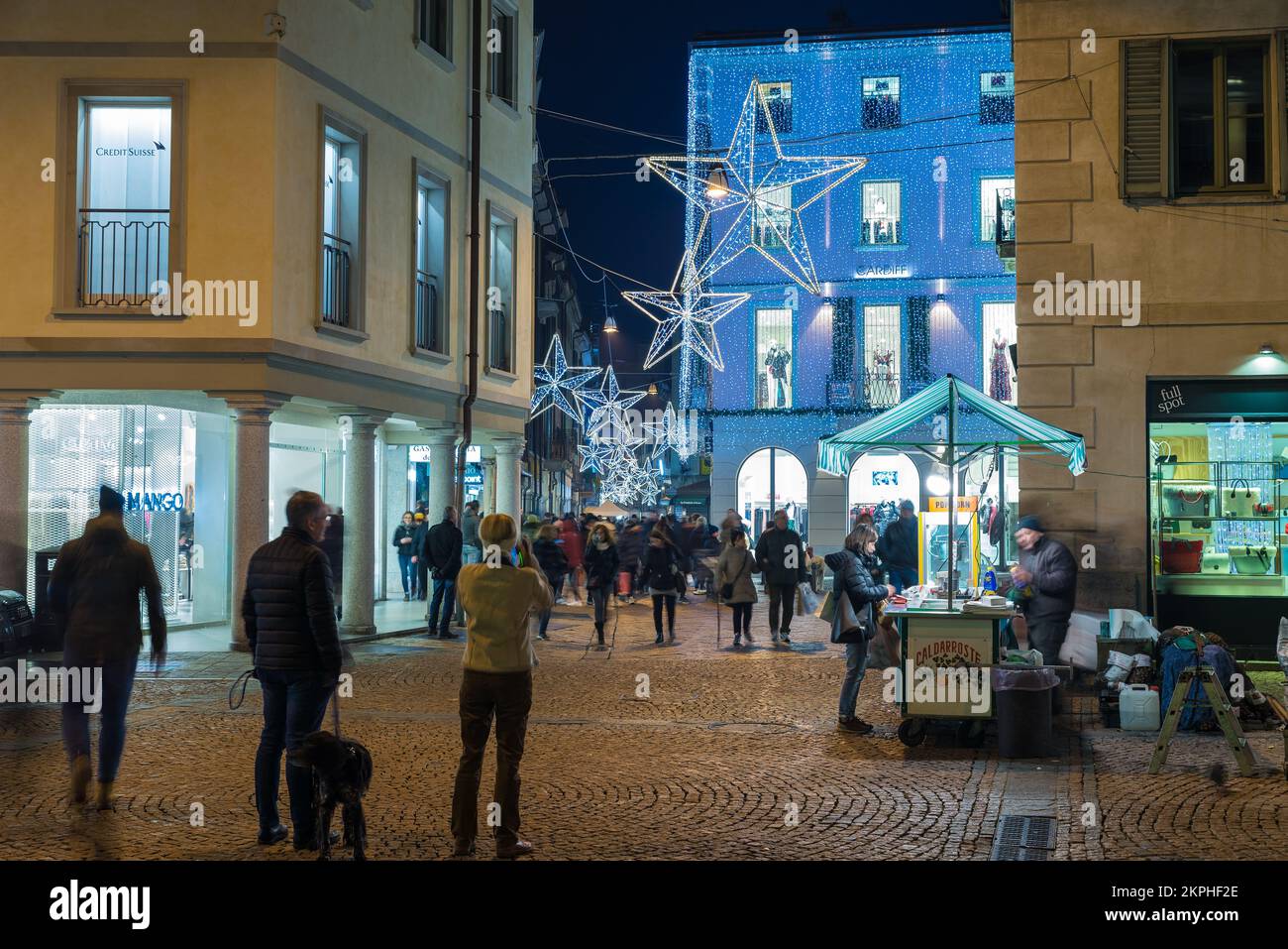 Strada di notte illuminata con decorazioni natalizie, Varese, Italia Foto Stock