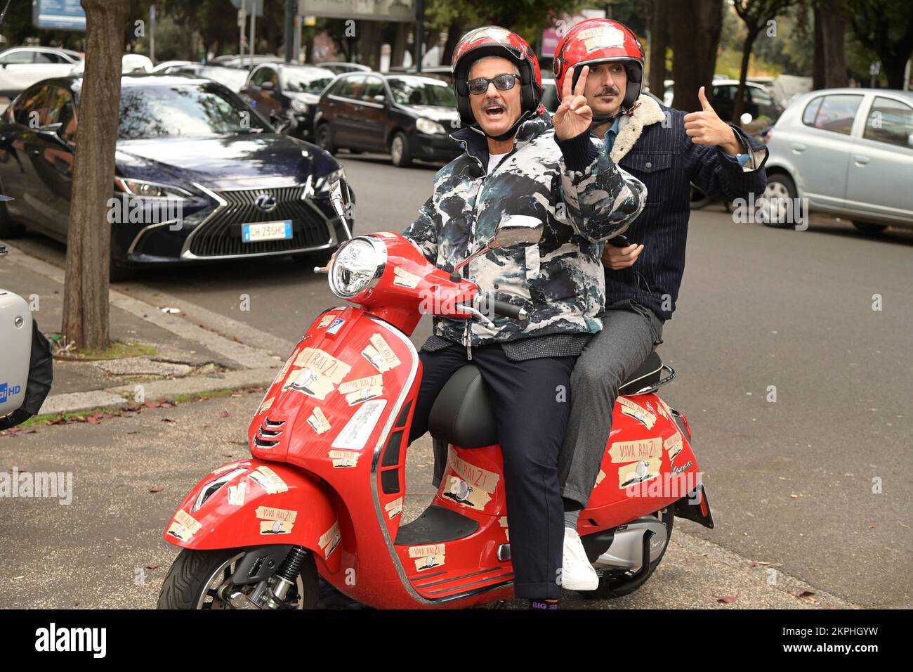Rosario Fiorello (l) e Fabrizio Biggio (r) partecipano alla fotocall del programma televisivo Rai 'viva Rai2' presso il centro Rai di Viale Mazzini. Foto Stock