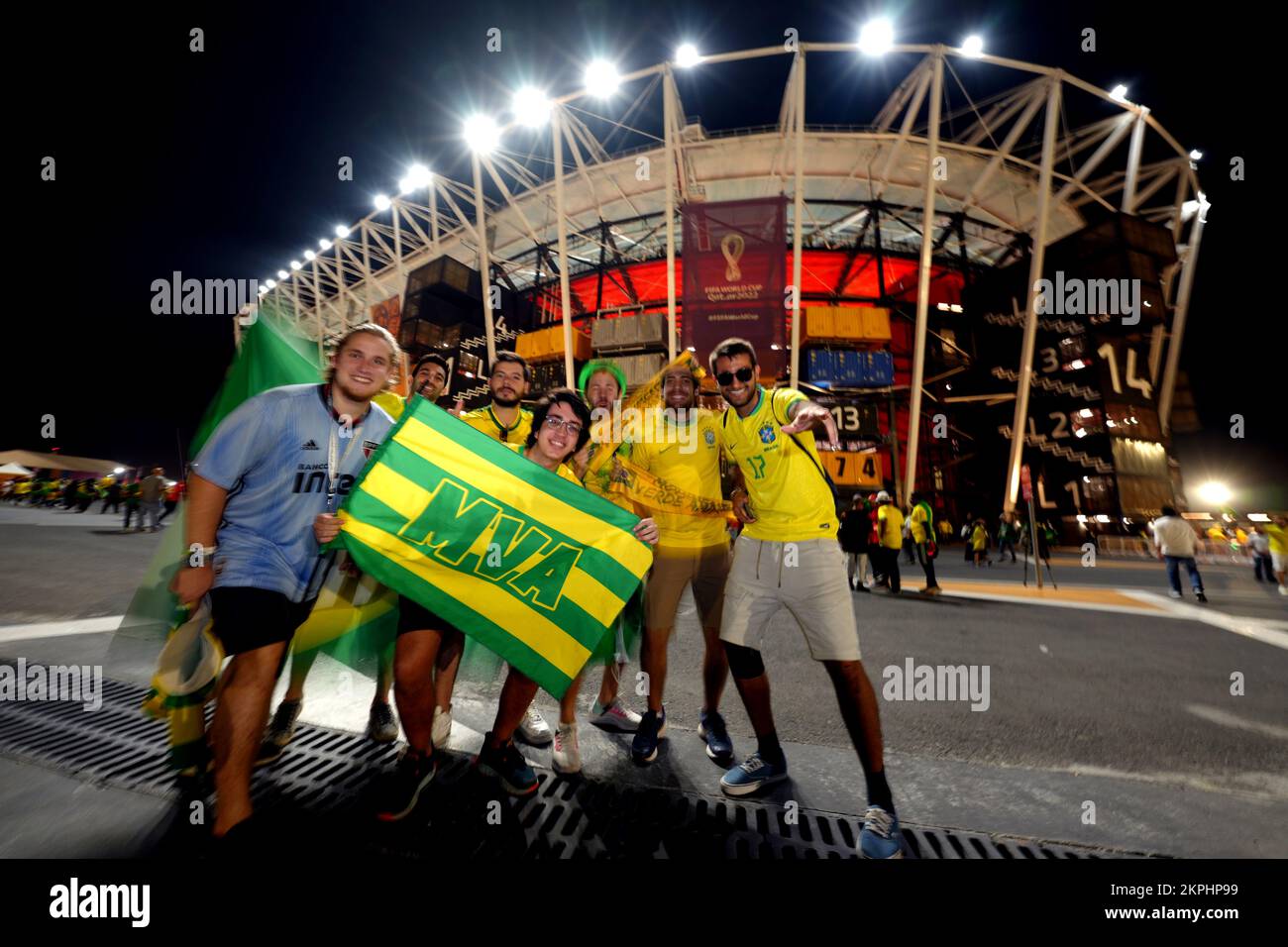 I tifosi del Brasile precedono la partita di Coppa del mondo FIFA Group G allo Stadio 974 di Doha, Qatar. Data immagine: Lunedì 28 novembre 2022. Foto Stock