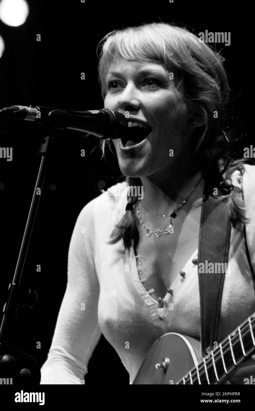 CERYS MATTHEWS, CONCERTO, 2006: La cantante folk rock Cerys Matthews (ex-Catatonia) si esibisce dal vivo al The Point di Cardiff, 24 luglio 2006. Fotografia: ROB WATKINS. INFO: Cerys Matthews, la cantante gallese, cantautrice ed ex frontwoman dei Catatonia, ha intrapreso una carriera solista di successo. I suoi album, tra cui "Cockahoop" e "Don't Look Down", mostrano una miscela di folk, country e blues, mettendo in evidenza la versatile musicalità di Matthews e la sua abilità di compositore. Foto Stock