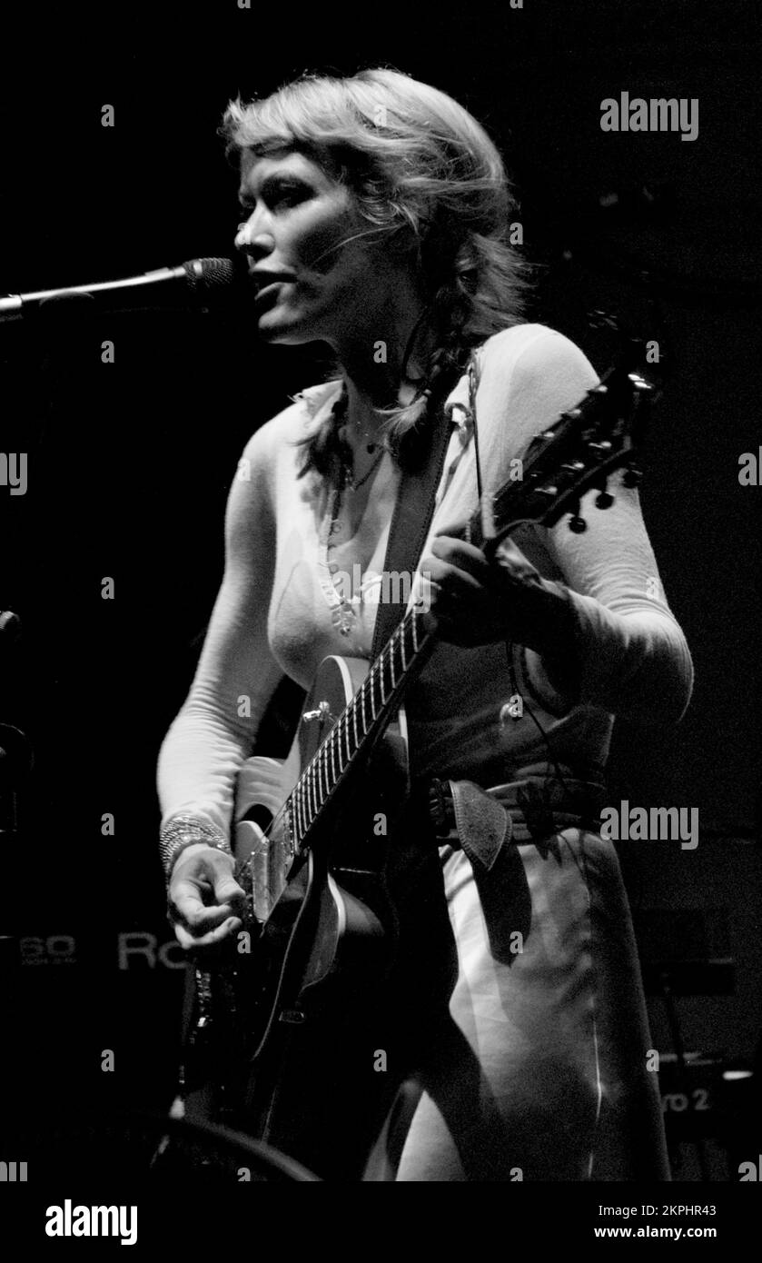 CERYS MATTHEWS, CONCERTO, 2006: La cantante folk rock Cerys Matthews (ex-Catatonia) si esibisce dal vivo al The Point di Cardiff, 24 luglio 2006. Fotografia: ROB WATKINS. INFO: Cerys Matthews, la cantante gallese, cantautrice ed ex frontwoman dei Catatonia, ha intrapreso una carriera solista di successo. I suoi album, tra cui "Cockahoop" e "Don't Look Down", mostrano una miscela di folk, country e blues, mettendo in evidenza la versatile musicalità di Matthews e la sua abilità di compositore. Foto Stock