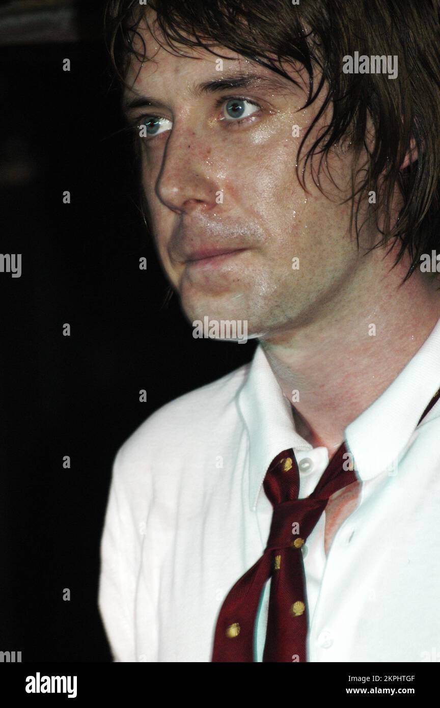 Johnny Cooke cantante con la band punk britannica DOG al Barfly Club di Cardiff, 3 febbraio 2005. Foto: ROB WATKINS Foto Stock