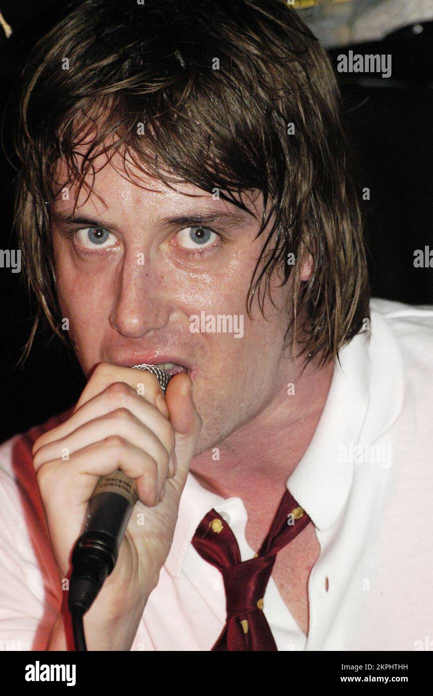 Johnny Cooke cantante con la band punk britannica DOG al Barfly Club di Cardiff, 3 febbraio 2005. Foto: ROB WATKINS Foto Stock
