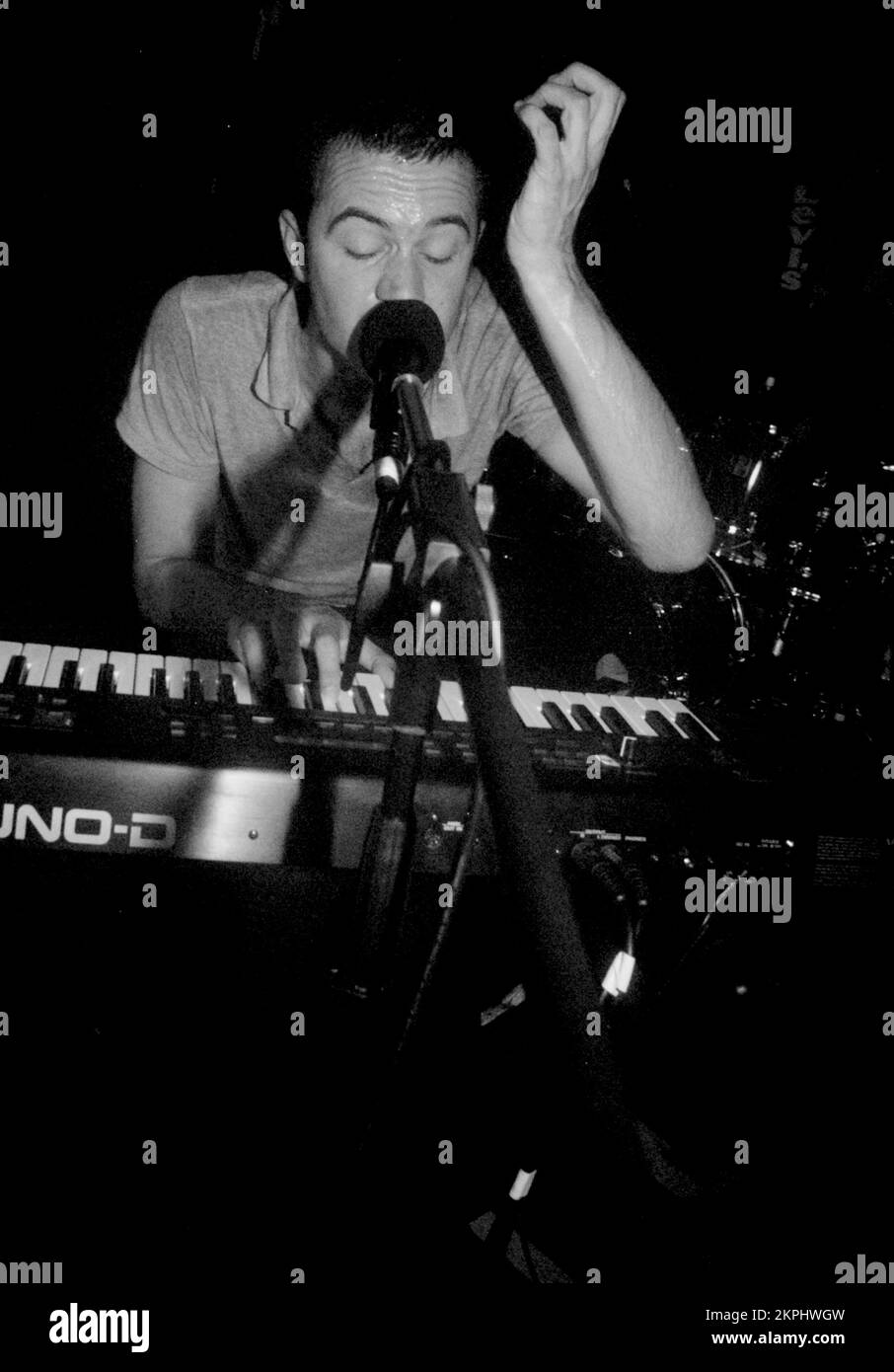 TOM SMITH, YOUNG THE EDITORS, 2005: Un giovane cantante Tom Smith DEGLI EDITORI in un concerto all'inizio della carriera al Sweaty Barfly Club di Cardiff, Galles, Regno Unito, il 30 2005 luglio. Fotografia: ROB WATKINS. INFO: Editors è un gruppo musicale indie rock britannico formatosi nel 2002 a Birmingham. Noti per il loro suono atmosferico e i testi oscuri e introspettivi, hanno guadagnato importanza con il loro album di debutto "The Back Room" e successi come "Munich" e "Papillon". Foto Stock