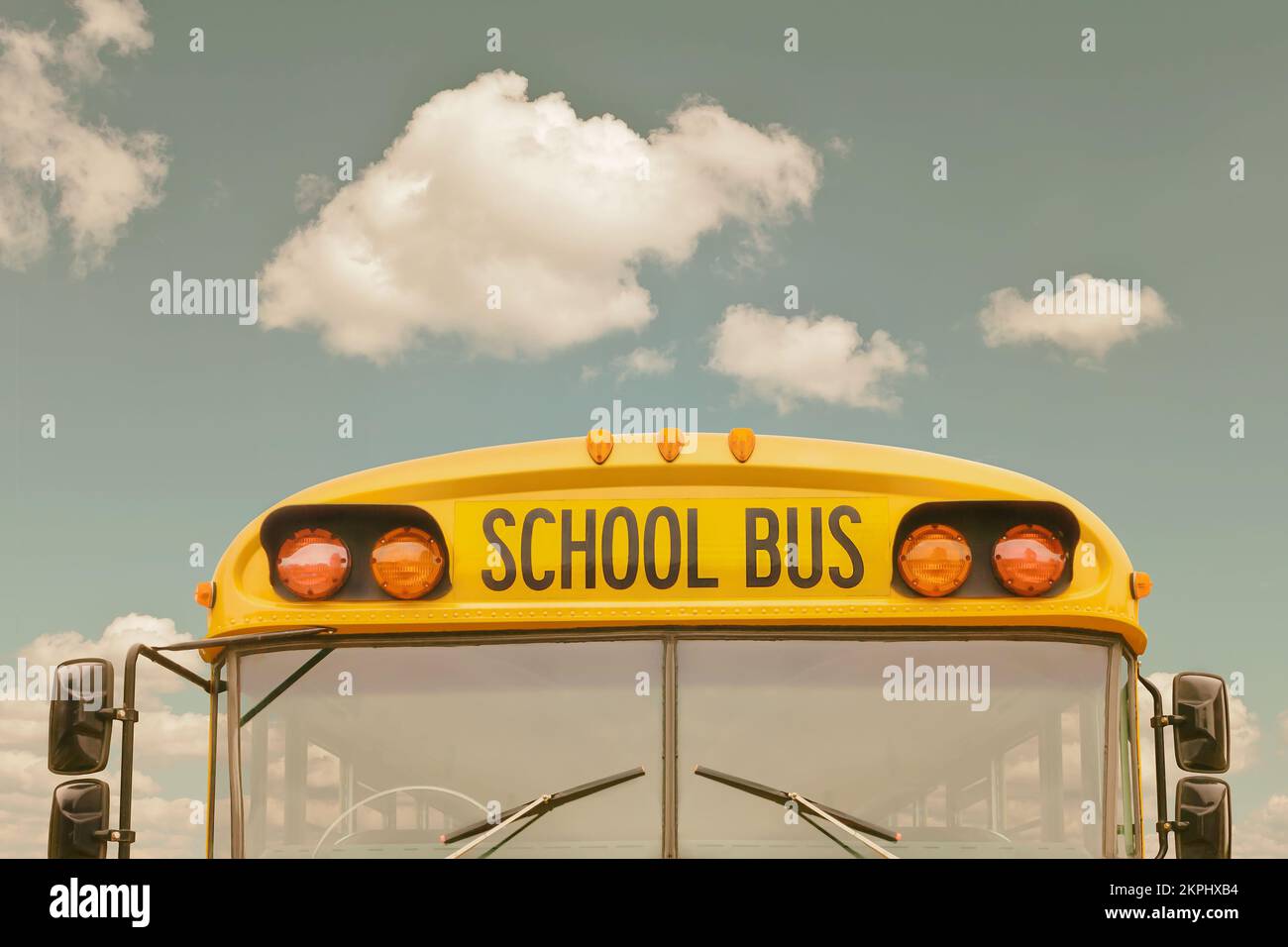 Immagine in stile retrò di un vecchio autobus scolastico giallo americano Foto Stock