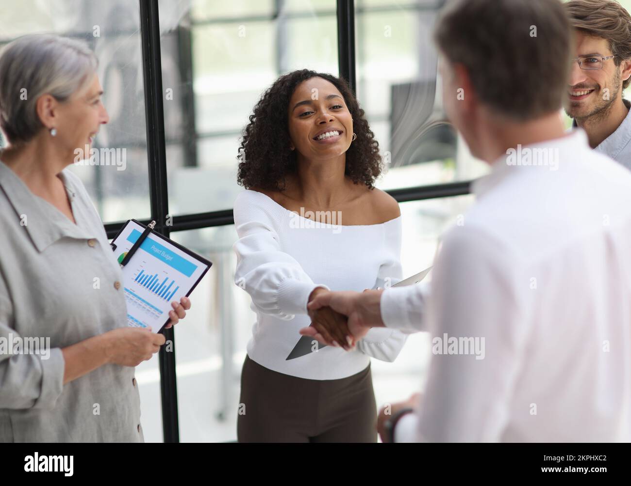 Conversazione tra manager e dipendenti in ufficio Foto Stock