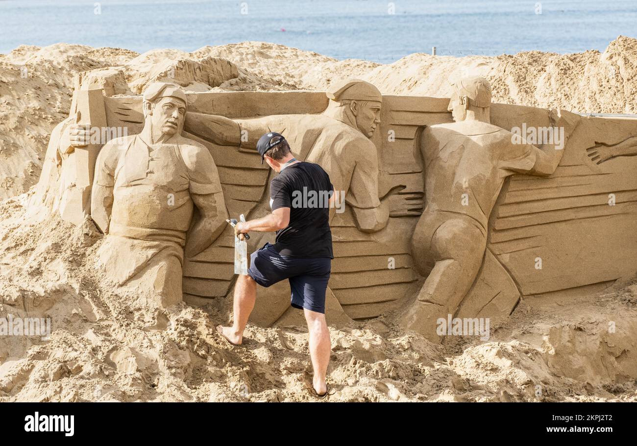 Las Palmas, Gran Canaria, Isole Canarie, Spagna. 28th Novembre 2022. Otto scultori di sabbia internazionali iniziano a lavorare sulla scena del presepe di sabbia di 2.000 metri quadrati sulla spiaggia cittadina di Las Palmas. Credit: Alan Dawson/Alamy Live News Foto Stock