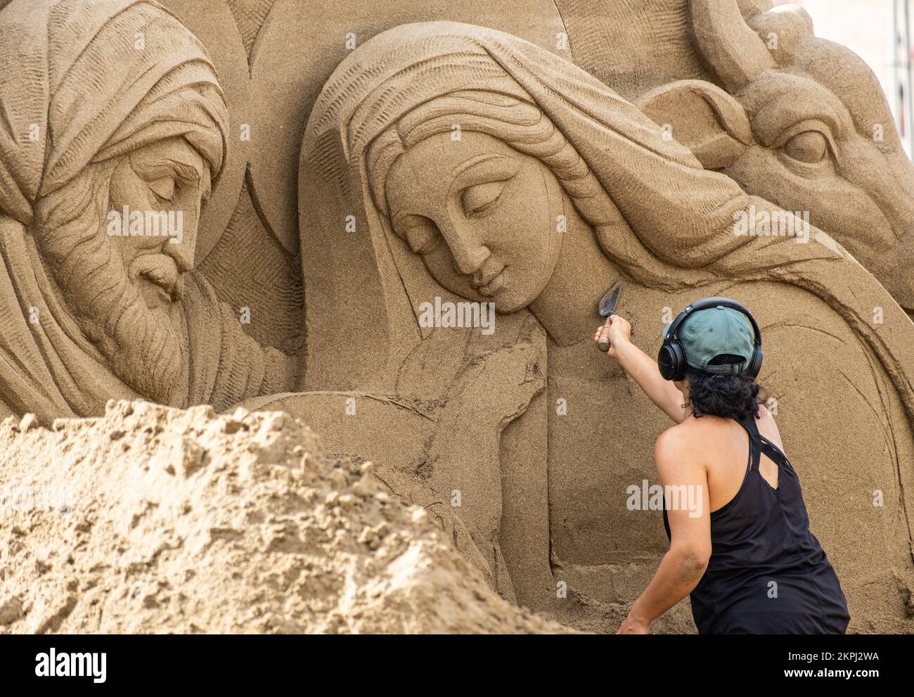 Las Palmas, Gran Canaria, Isole Canarie, Spagna. 28th Novembre 2022. Otto scultori di sabbia internazionali iniziano a lavorare sulla scena del presepe di sabbia di 2.000 metri quadrati sulla spiaggia cittadina di Las Palmas. Credit: Alan Dawson/Alamy Live News Foto Stock