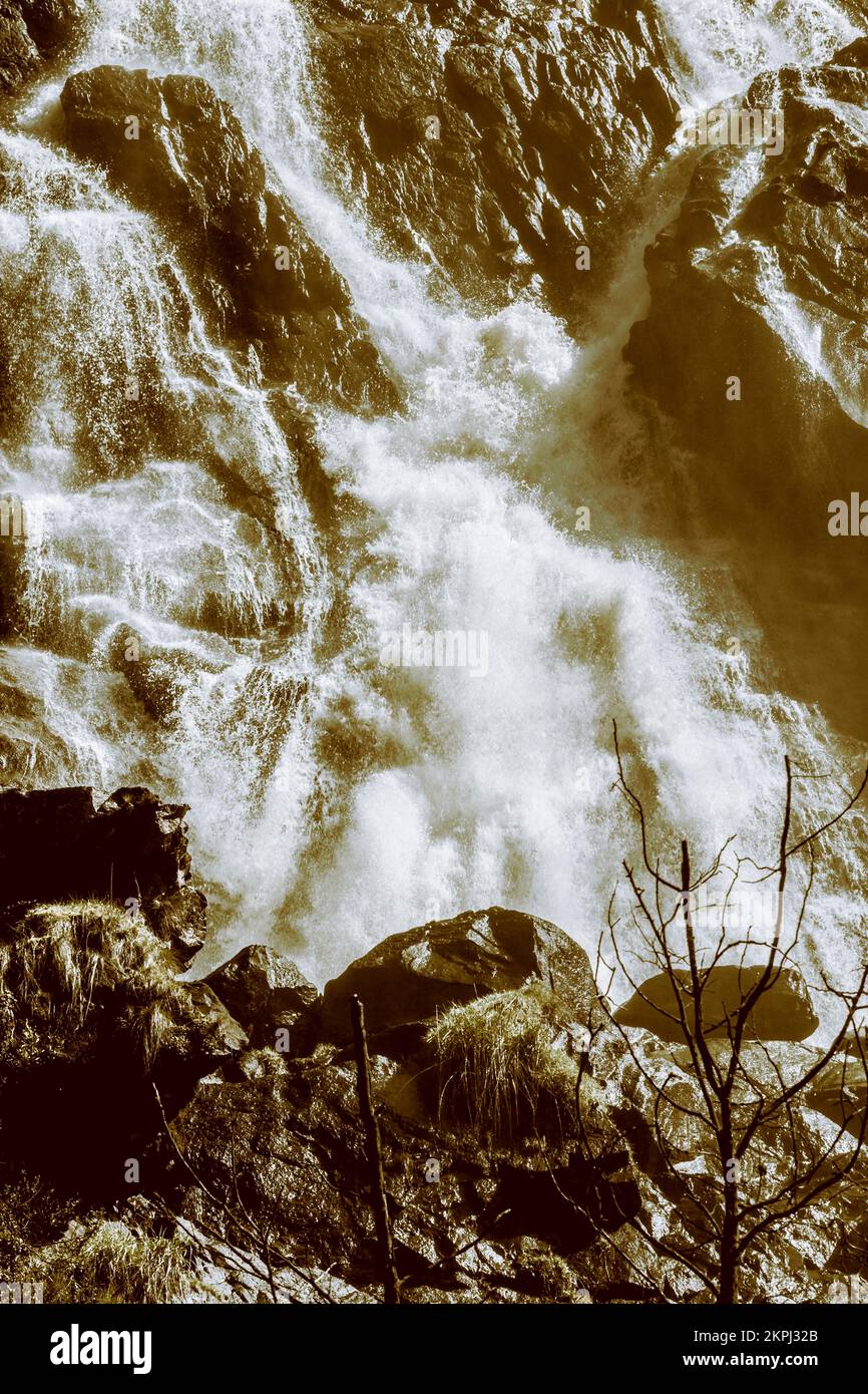 Primo piano marrone natura dettaglio su un fiume veloce di acqua in caduta. Cascate di St Columba, Nord-Est della Tasmania, Australia Foto Stock