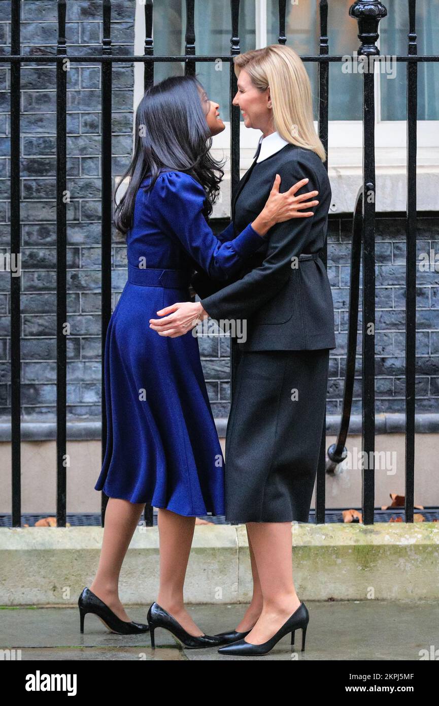 Londra, Regno Unito. 28 novembre 2022. Olena Zelenska, moglie del presidente Zelensky dell'Ucraina, visita Downing Street oggi. Viene accolta a Downing Street da Akshata Murty (anche scritto Murthy), moglie del primo ministro Rishi Sunak Credit: Imageplotter/Alamy Live News Foto Stock